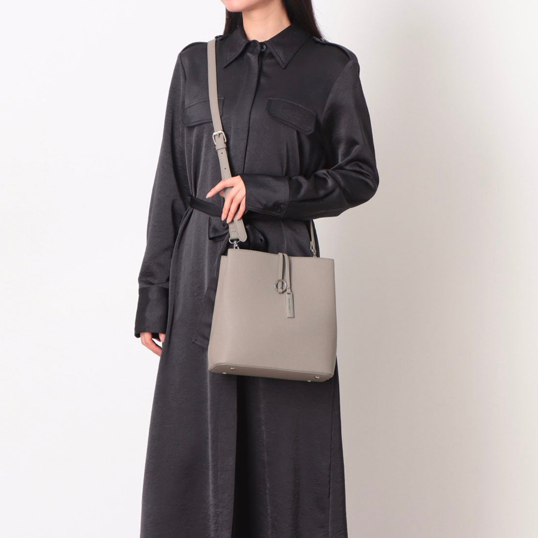 モノコムサ MONO COMME CA 〔モノコムサ〕 ロゴプレート ミニバッグ (ブラック) ブラック