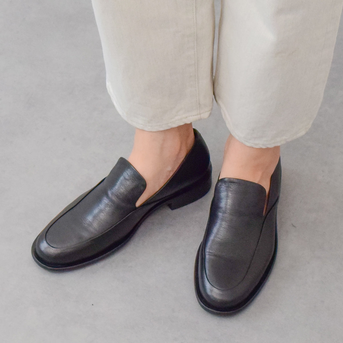 ジェイヴィエーエム JVAM ラウンドトウレザースリッポンシューズ (ブラック) ブラック