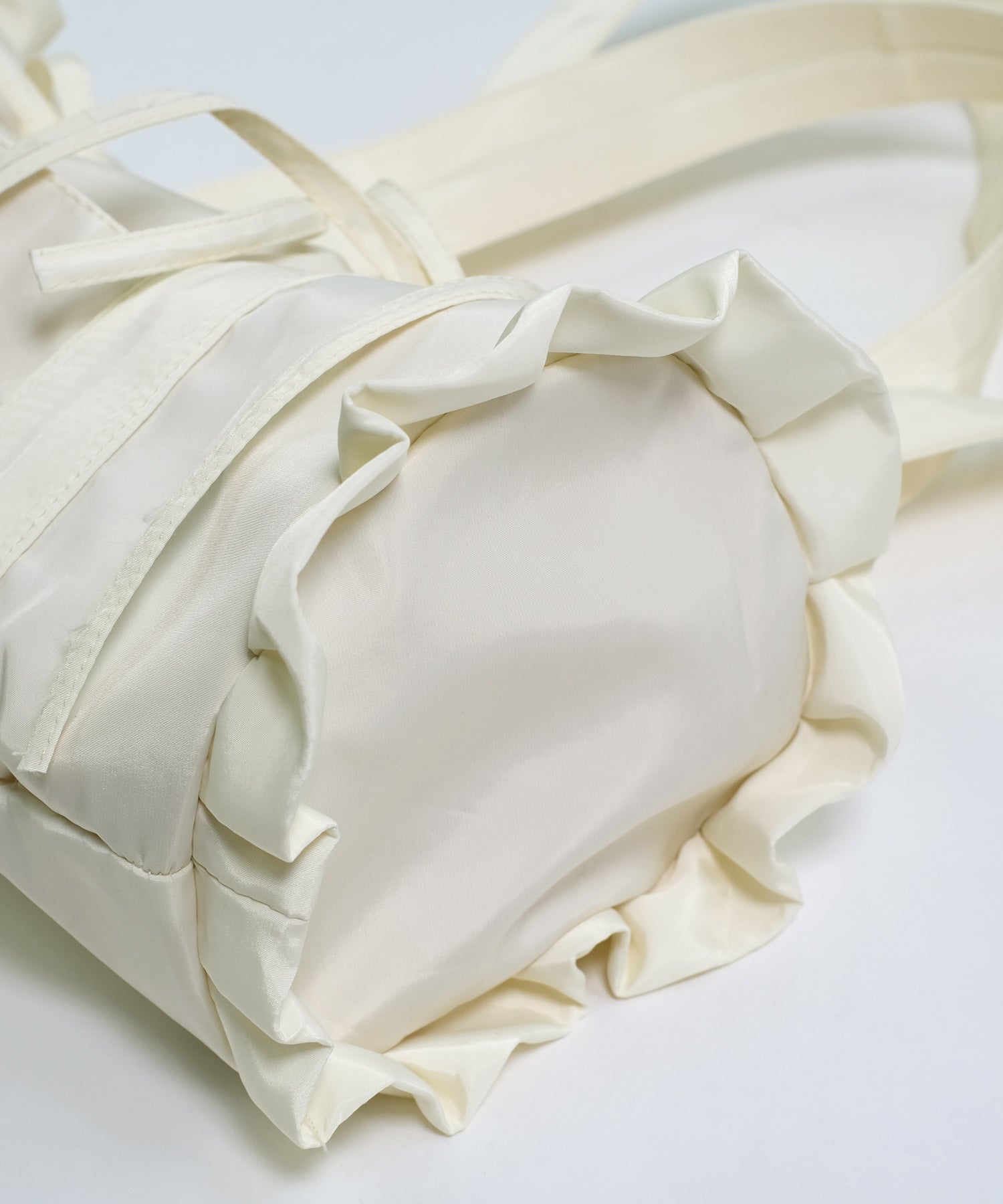 ショップニコニコ ShopNikoNiko リボンフリル ナイロン ボストンバッグ【即納】 フレンチガーリー かばん ハンドバッグ 横長バッグ 筒型バッグ 夏バッグ ダブルハンドル 軽量 蝶々結び レデ