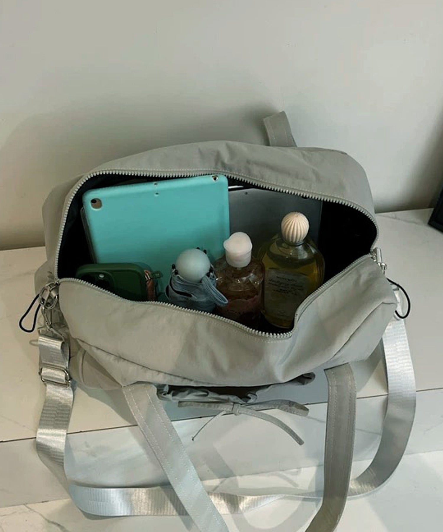 ショップニコニコ ShopNikoNiko リボンデザイン キャリーオン ボストンバッグ【即納】鞄 カバン かばん バッグ トートバッグ 2wayトラベルバッグ 旅行用 機内持ち込み お泊り用 1泊2日 ナイロン (ブラック) ブラック