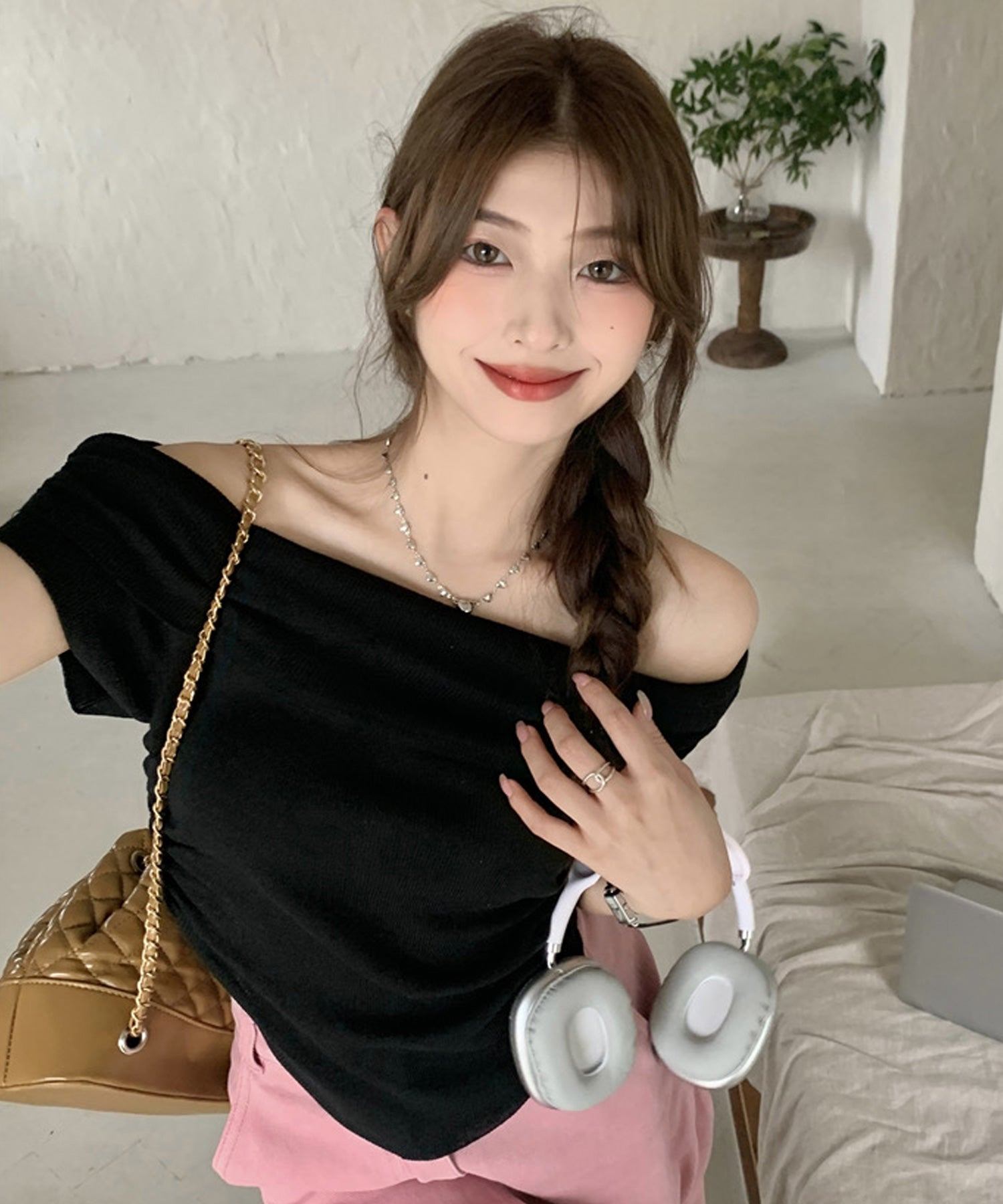 ショップニコニコ ShopNikoNiko サイドギャザー オフショルダー トップス ma 【即納】 韓国カジュアル 韓国ガーリー フレンチガーリー バレエコア 韓国アイドル 参戦服 ライブ参戦 半袖 ス (ブラック) ブラック