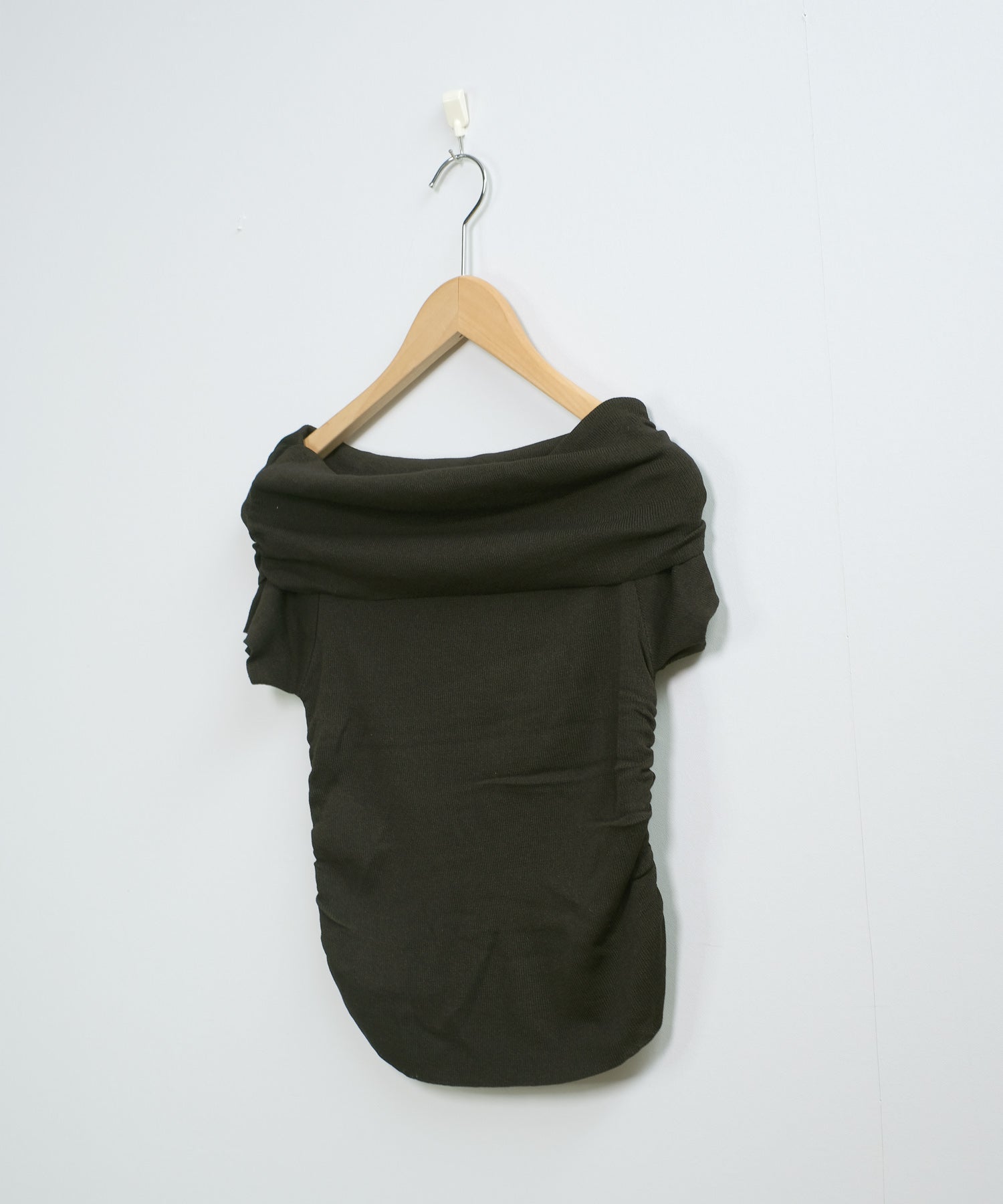 ショップニコニコ ShopNikoNiko サイドギャザー オフショルダー トップス ma 【即納】 韓国カジュアル 韓国ガーリー フレンチガーリー バレエコア 韓国アイドル 参戦服 ライブ参戦 半袖 ス (ブラック) ブラック