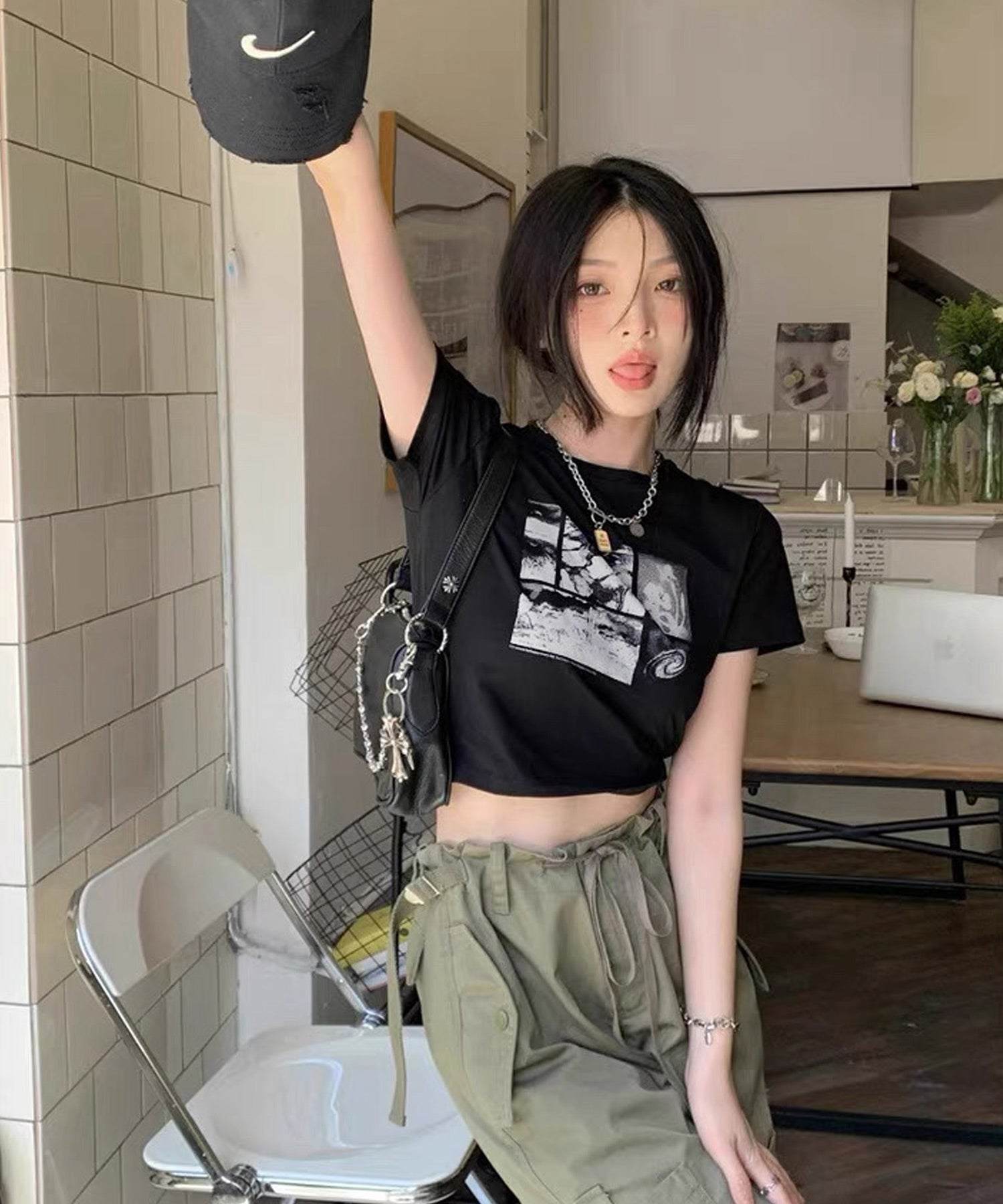 ショップニコニコ ShopNikoNiko モノクロフォトプリント ショート丈 チビTシャツ ma 【即納】韓国カジュアル トップス Tシャツ チビT クロップド丈 ミニ丈 フォトプリント レトロプリント ブラック (ブラック) ブラック