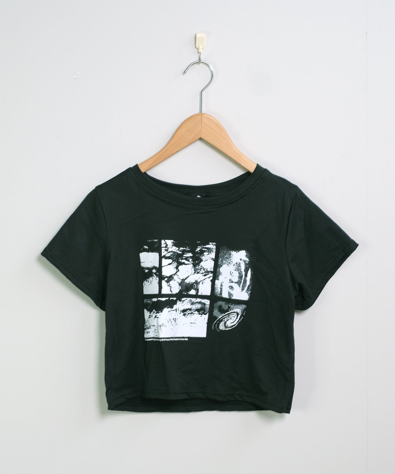 ショップニコニコ ShopNikoNiko モノクロフォトプリント ショート丈 チビTシャツ ma 【即納】韓国カジュアル トップス Tシャツ チビT クロップド丈 ミニ丈 フォトプリント レトロプリント ブラック (ブラック) ブラック