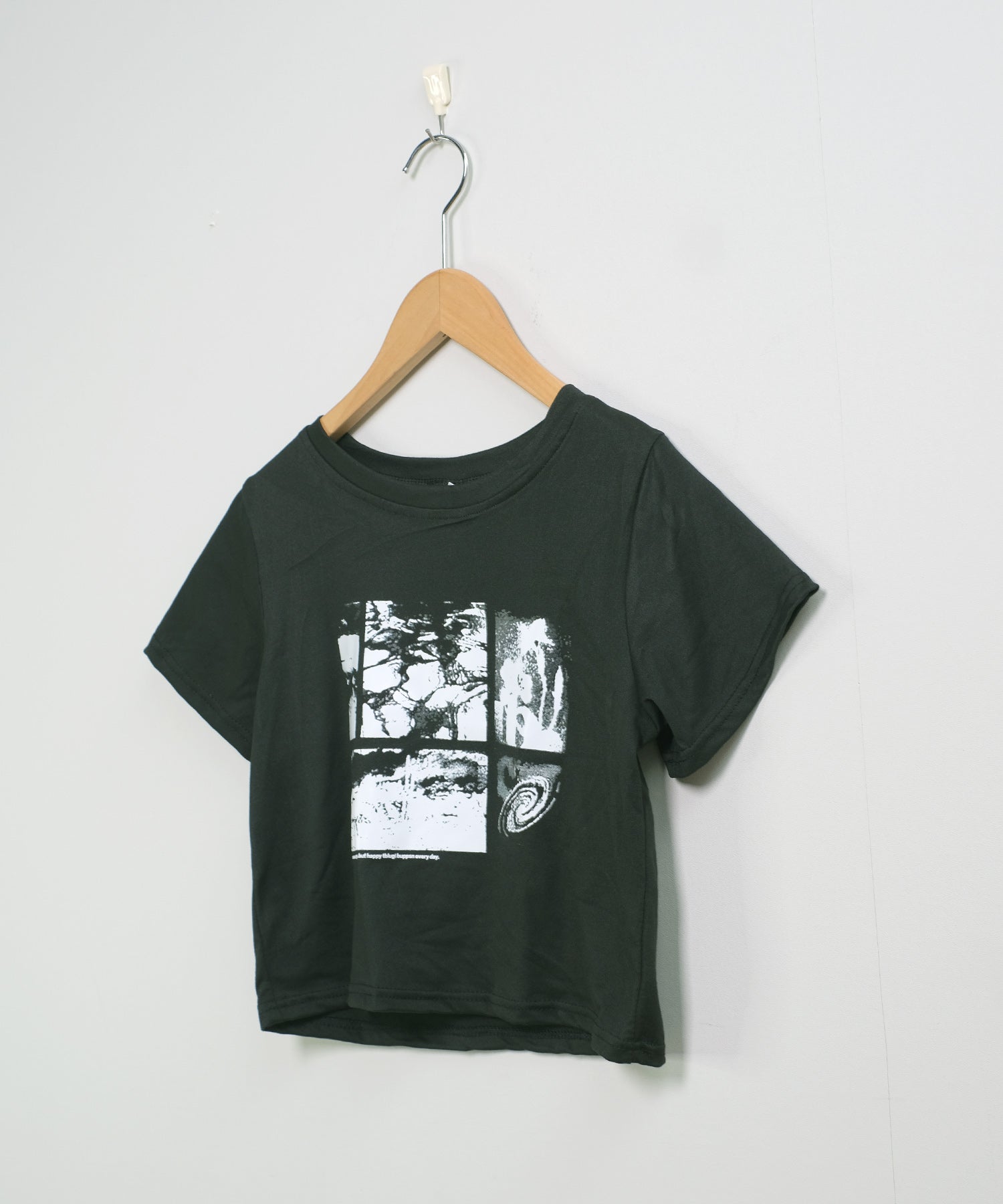 ショップニコニコ ShopNikoNiko モノクロフォトプリント ショート丈 チビTシャツ ma 【即納】韓国カジュアル トップス Tシャツ チビT クロップド丈 ミニ丈 フォトプリント レトロプリント ブラック (ブラック) ブラック