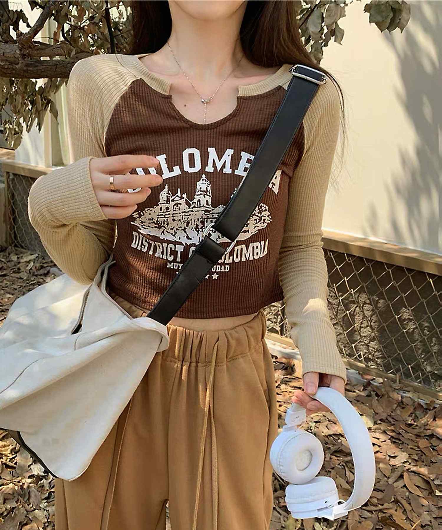 ショップニコニコ ShopNikoNiko ショート丈 スリットネック ラグランロングTシャツ ma 【即納】韓国カジュアル トップス ロンT 長袖 クロップド丈 ミニ丈 タイトTシャツ 配色 ロゴプリント レトロ (ブラウン) ブラウン