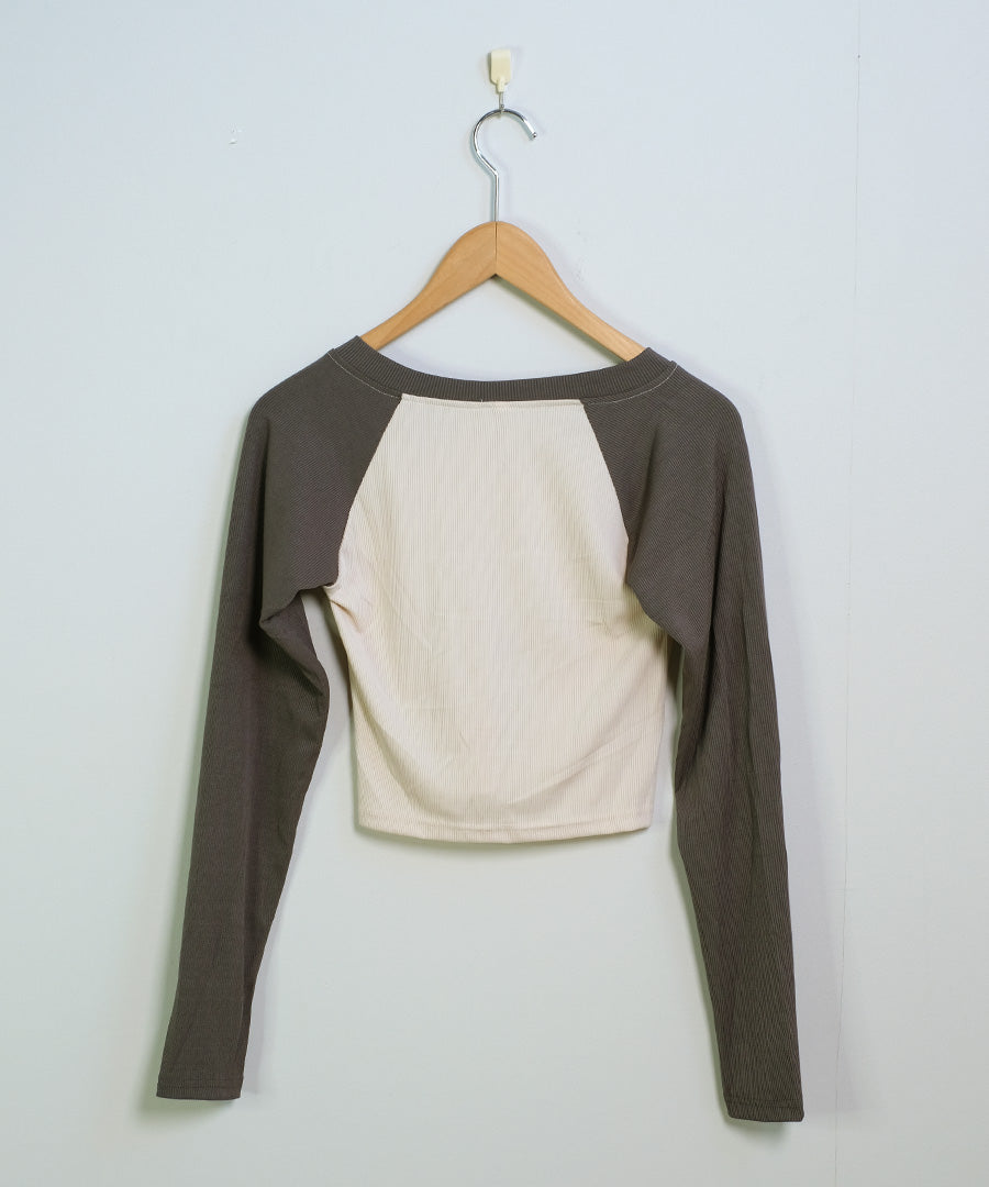 ショップニコニコ ShopNikoNiko ショート丈 スリットネック ラグランロングTシャツ ma 【即納】韓国カジュアル トップス ロンT 長袖 クロップド丈 ミニ丈 タイトTシャツ 配色 ロゴプリント レトロ (ブラウン) ブラウン