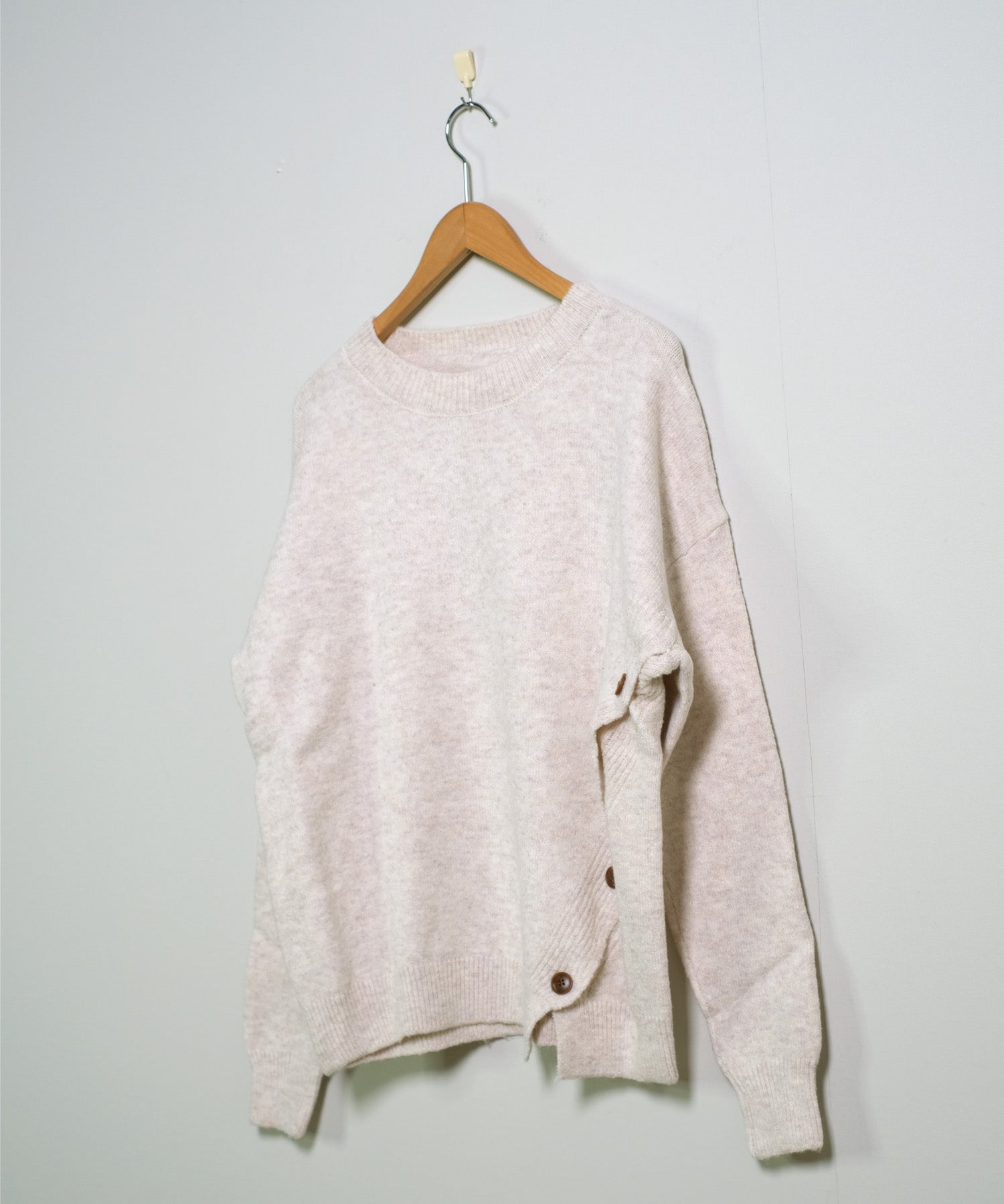 ショップニコニコ ShopNikoNiko サイドボタンデザイン アシンメトリー ニットトップス【即納】韓国カジュアル ワンホンコーデ 綺麗め 淡色女子 長袖 セーター ルーズトップス ボタンデザイン サイドスリット (グレー) グレー
