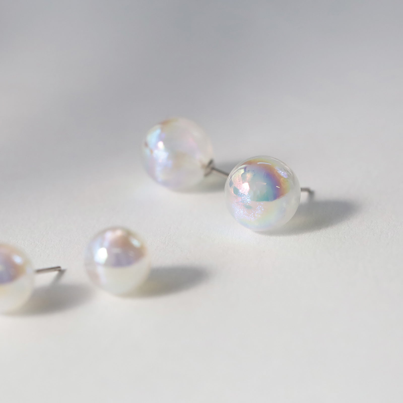 ノエルマーケット Noelmarket ピアス 金属アレルギー対応 オーロラ ガラス つけっぱなし シンプル 人気 両耳用 結婚式 入学式 誕生日 (シルバー) シルバー