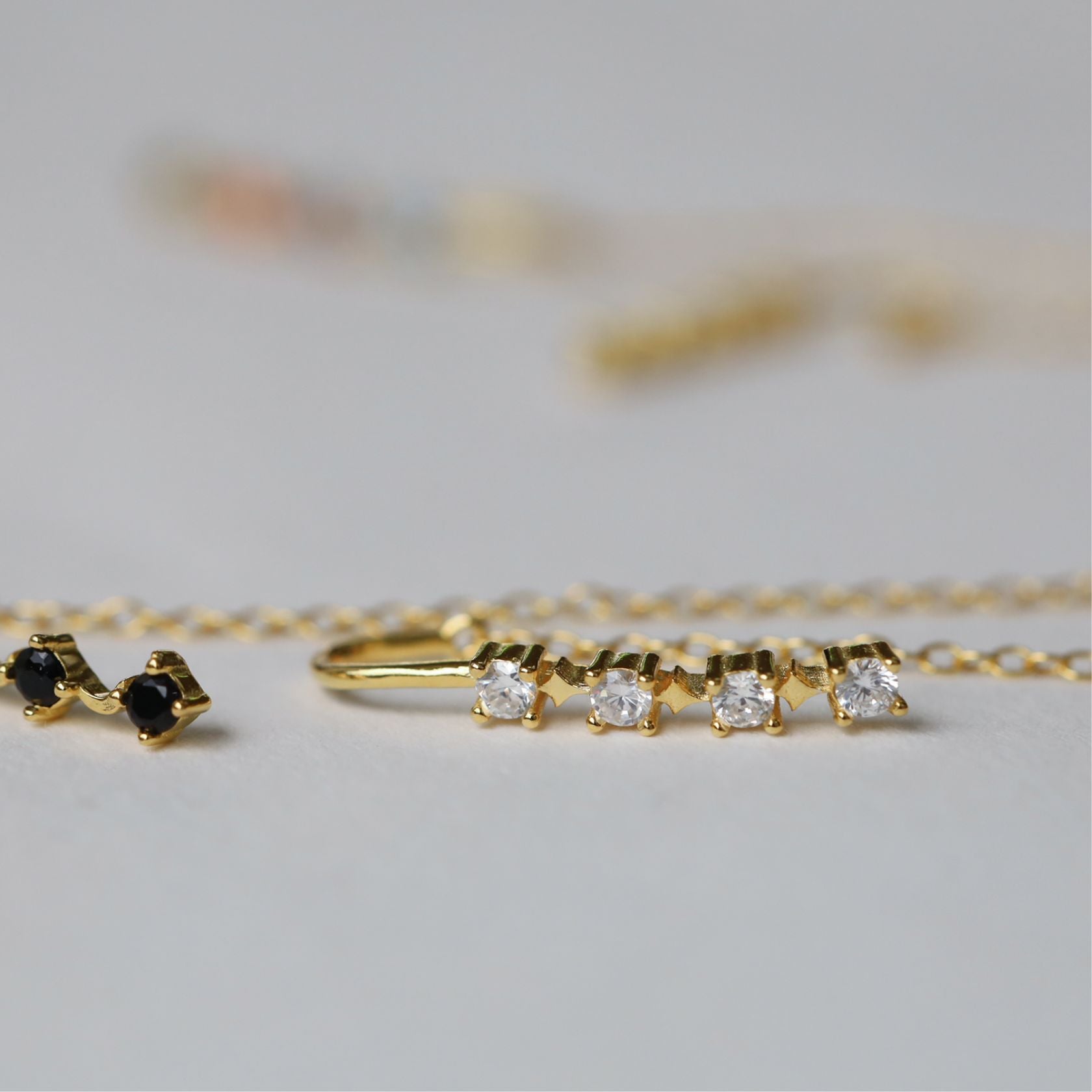 ノエルマーケット Noelmarket ピアス 金属アレルギー つけっぱなし おしゃれなチェーンピアス 星 月 ニッケルフリー キャッチレス (ゴールド) ブラック