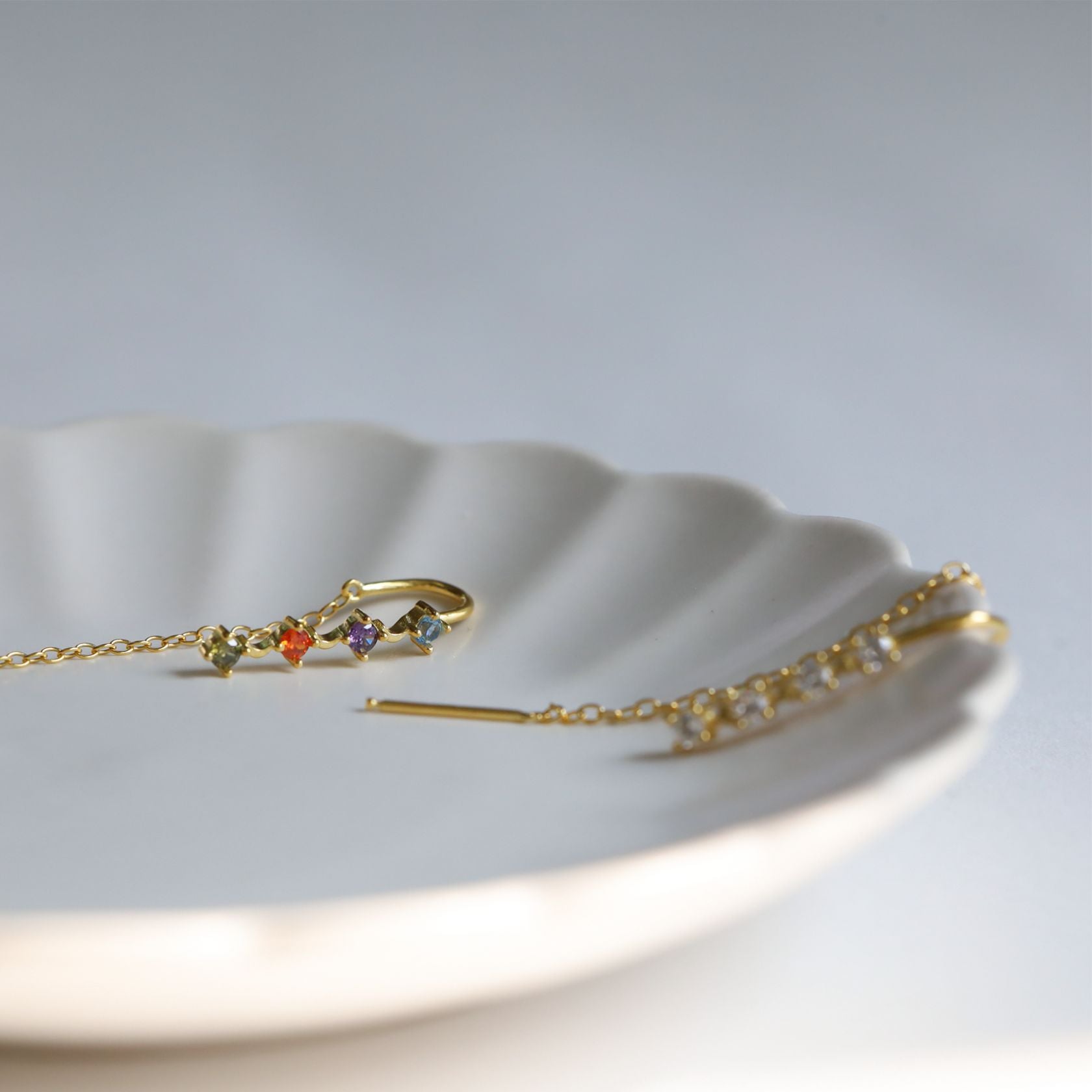 ノエルマーケット Noelmarket ピアス 金属アレルギー つけっぱなし おしゃれなチェーンピアス 星 月 ニッケルフリー キャッチレス (ゴールド) ブラック