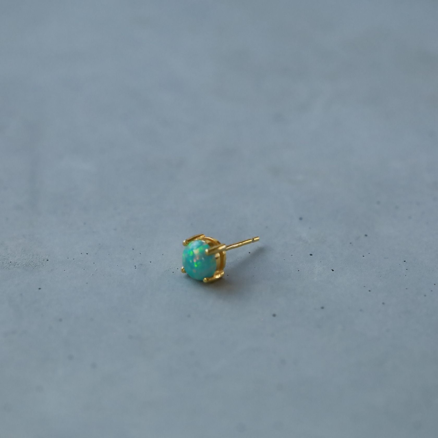 ノエルマーケット Noelmarket 金属アレルギー対応 ピアス 耳元で変わる オパールのきらめき (シルバー) シルバー/ブルーオパール