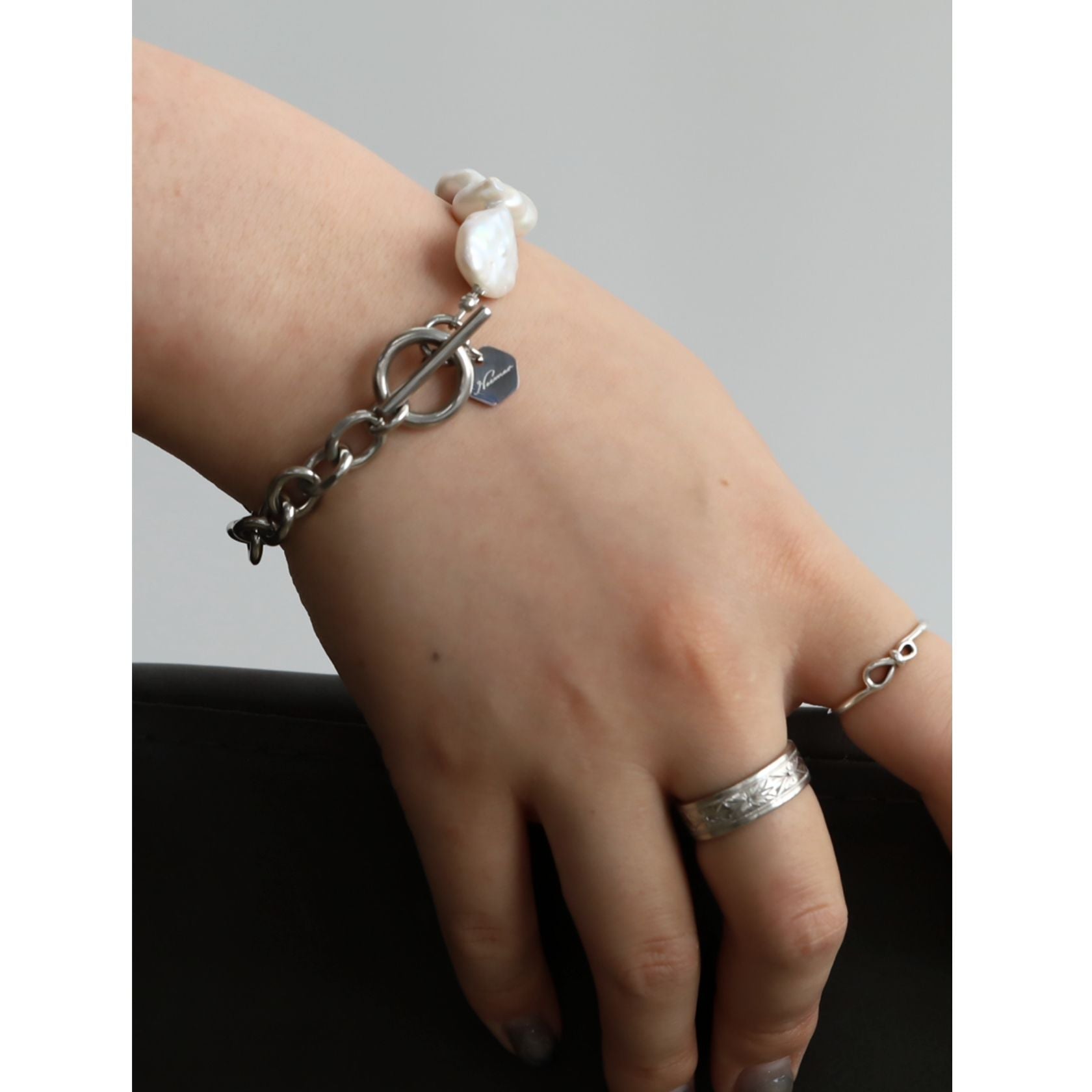 ノエルマーケット Noelmarket 上品とモードが調和する 淡水パール×ステンレスのチェーンブレスレット 金属アレルギー対応 ハンドメイド (シルバー) シルバー