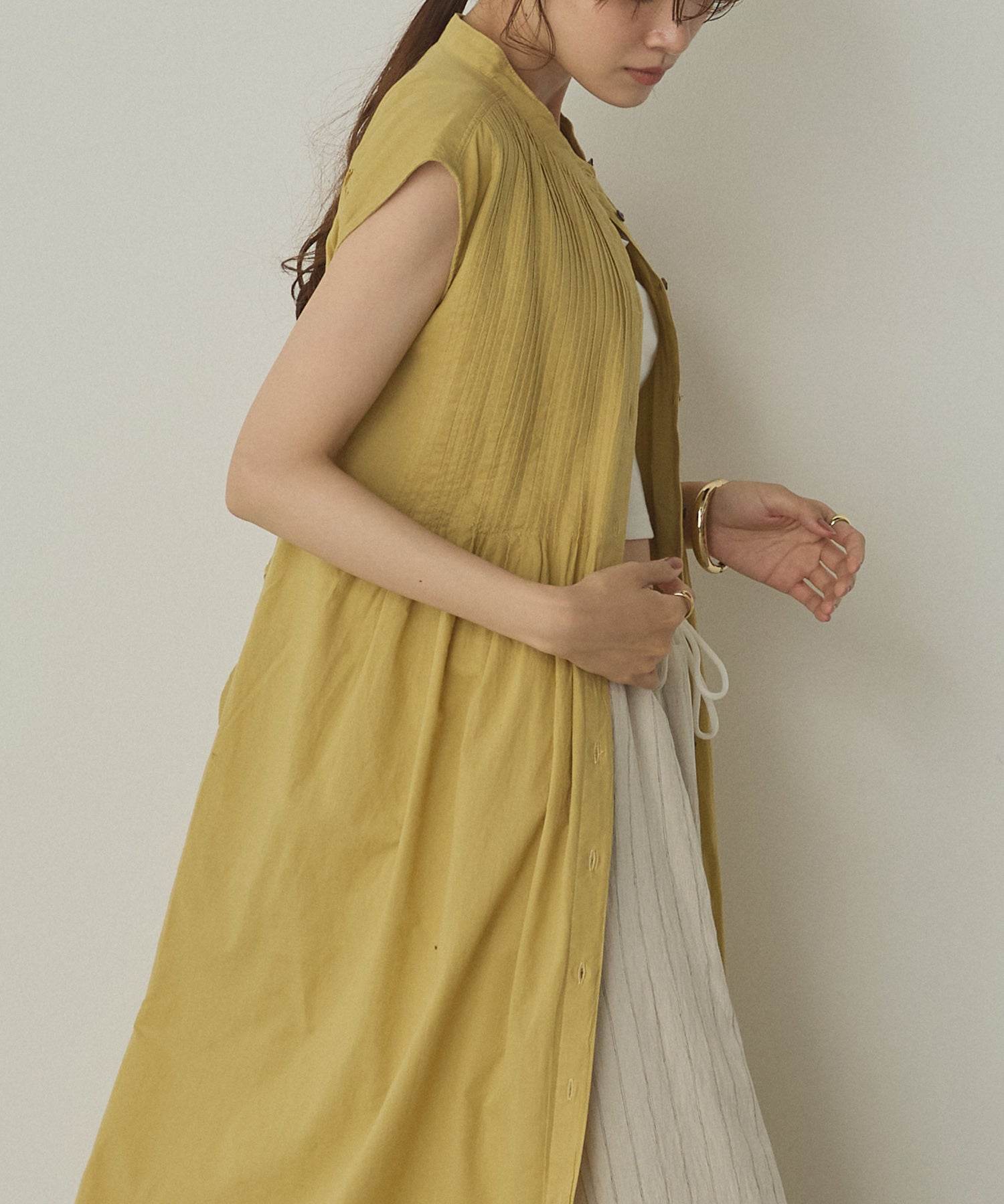 ノイア Noia ピンタック フレンチスリーブ シャツワンピース (ライトカーキ) ライトカーキ