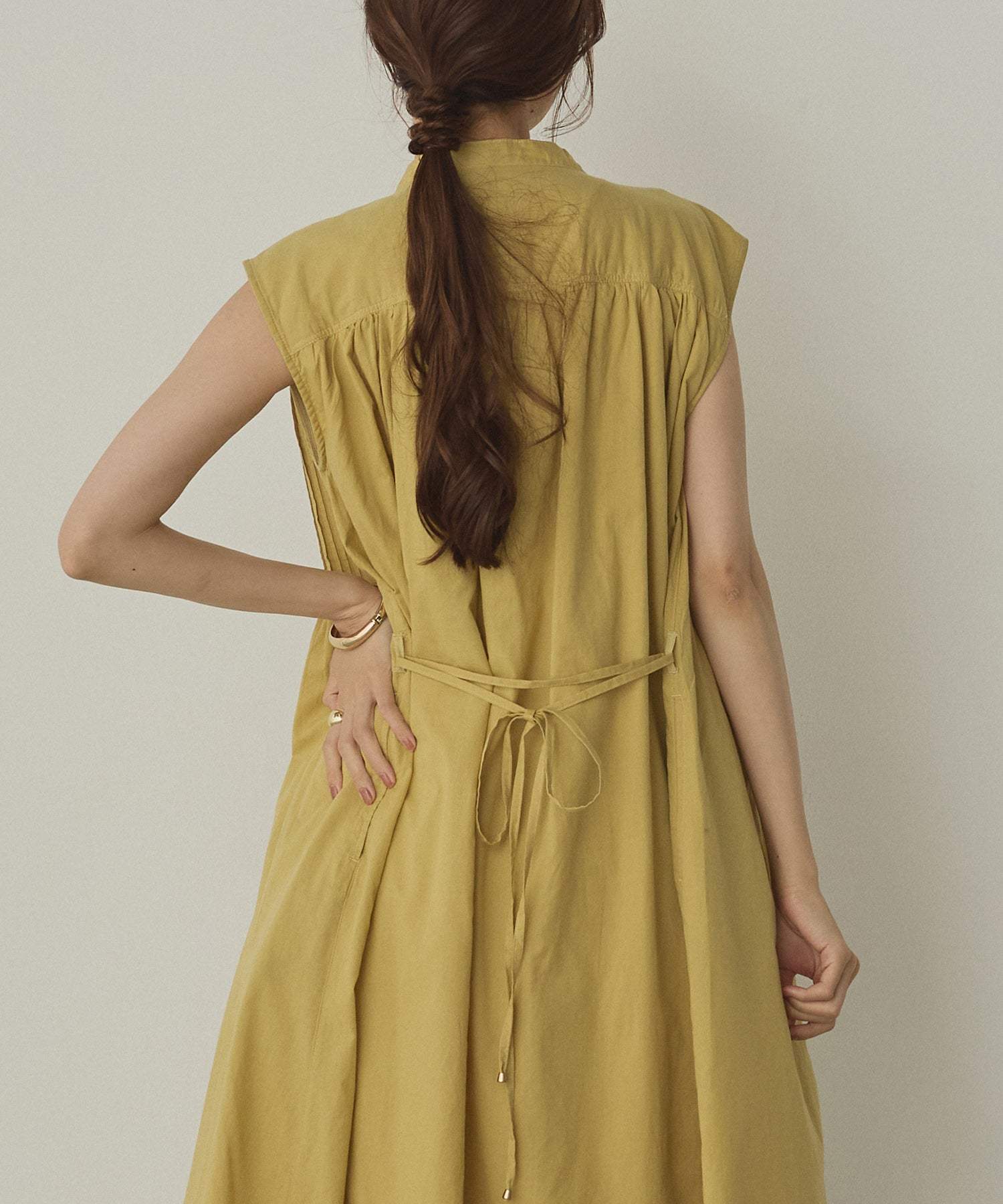 ノイア Noia ピンタック フレンチスリーブ シャツワンピース (ライトカーキ) ライトカーキ