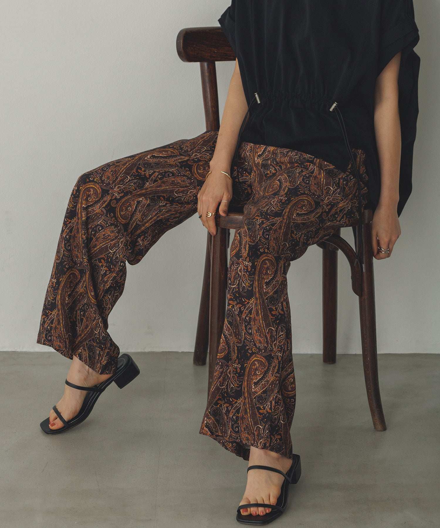 ノイア Noia プリント ストレートパンツ (ブラック) ブラック