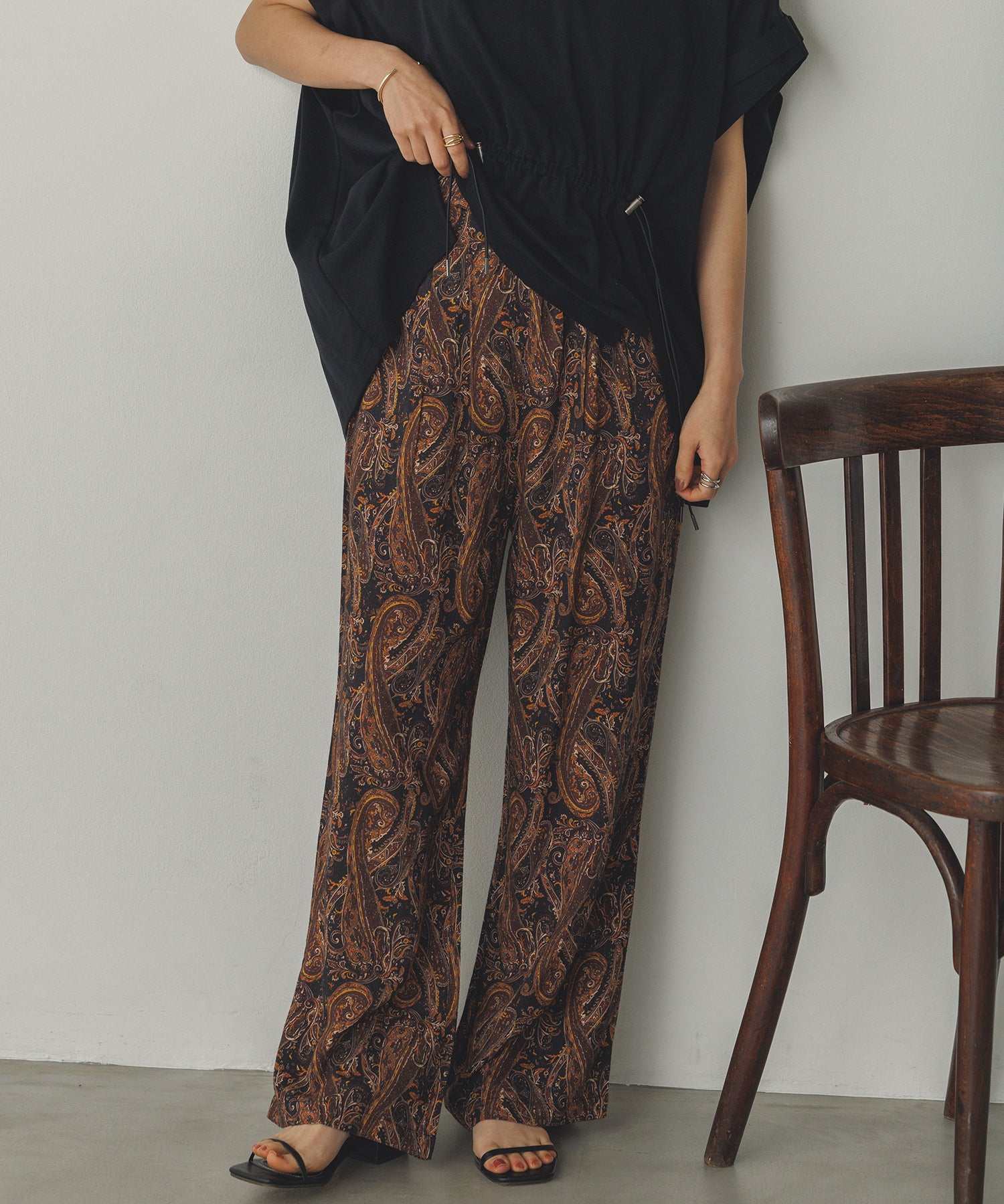 ノイア Noia プリント ストレートパンツ (ブラック) ブラック