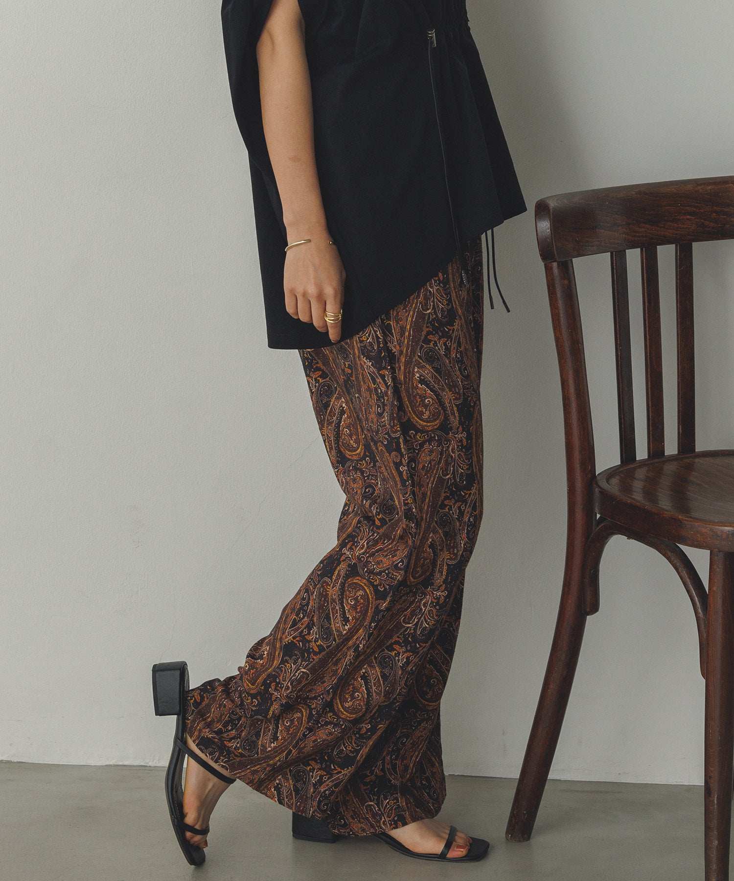 ノイア Noia プリント ストレートパンツ (ブラック) ブラック