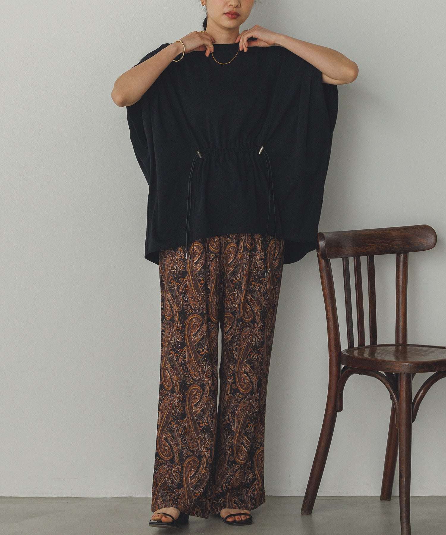 ノイア Noia プリント ストレートパンツ (ブラック) ブラック