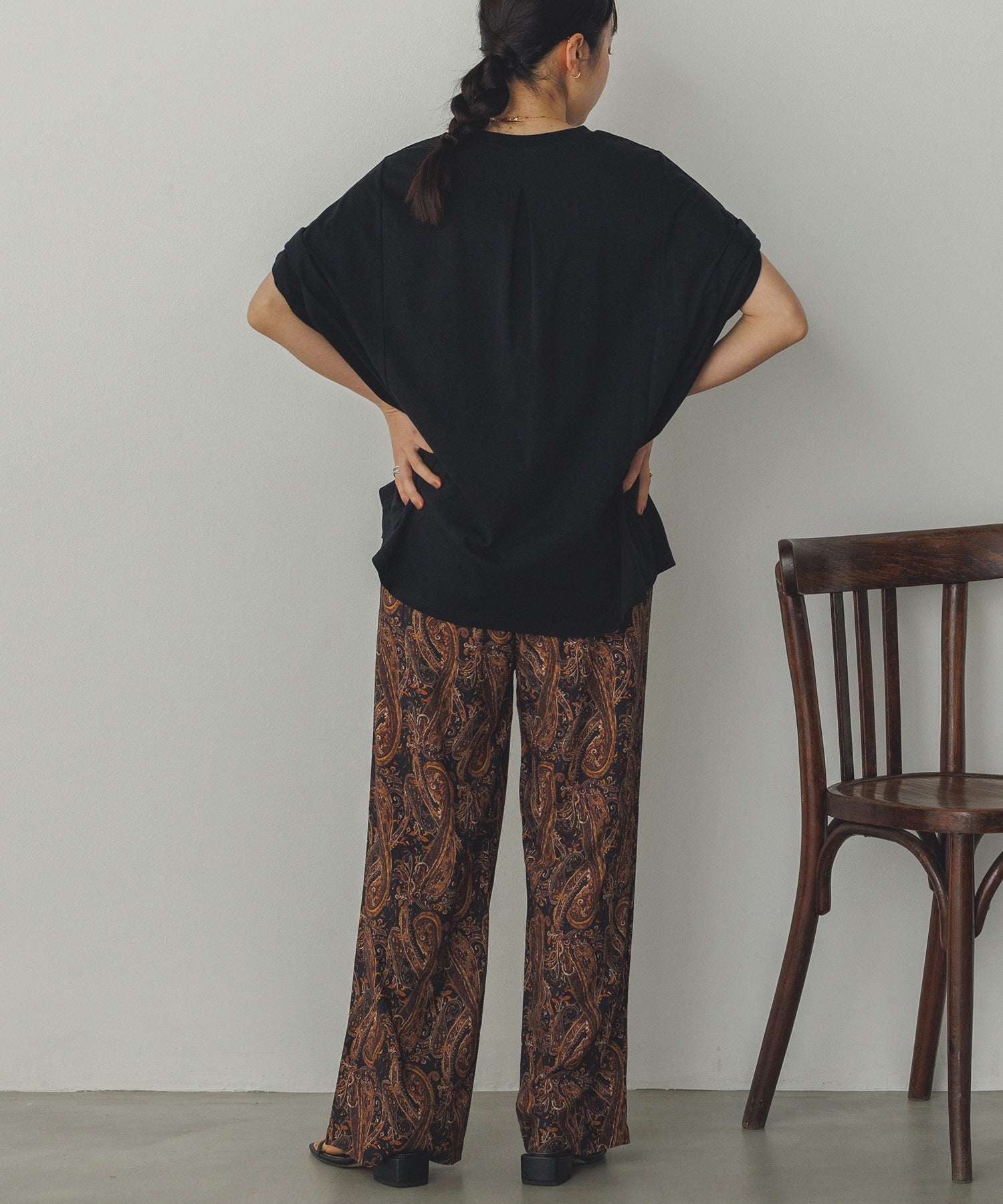 ノイア Noia プリント ストレートパンツ (ブラック) ブラック