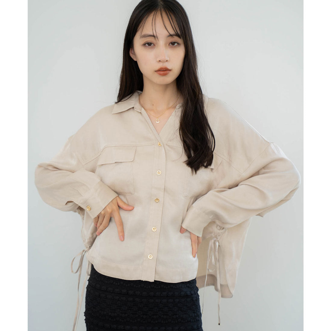 ノエラ NOELA サイドリボンサテンシャツ (ベージュ) ベージュ