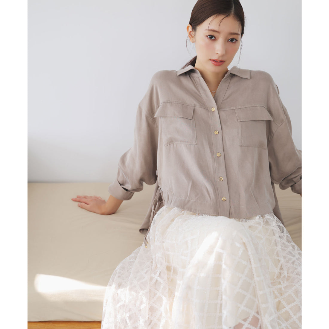 ノエラ NOELA サイドリボンサテンシャツ (モカ) モカ
