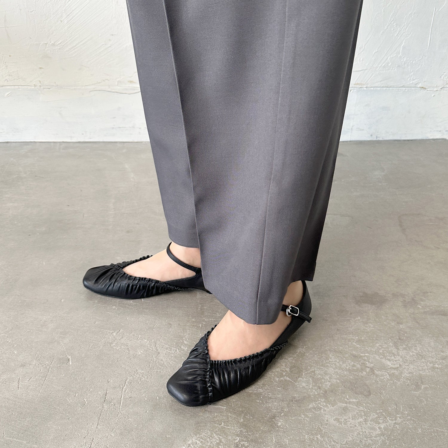 ノイエ ディフュージョン neue diffusion ギャザー入りストラップパンプス/ND23106 (ブラック) ブラック