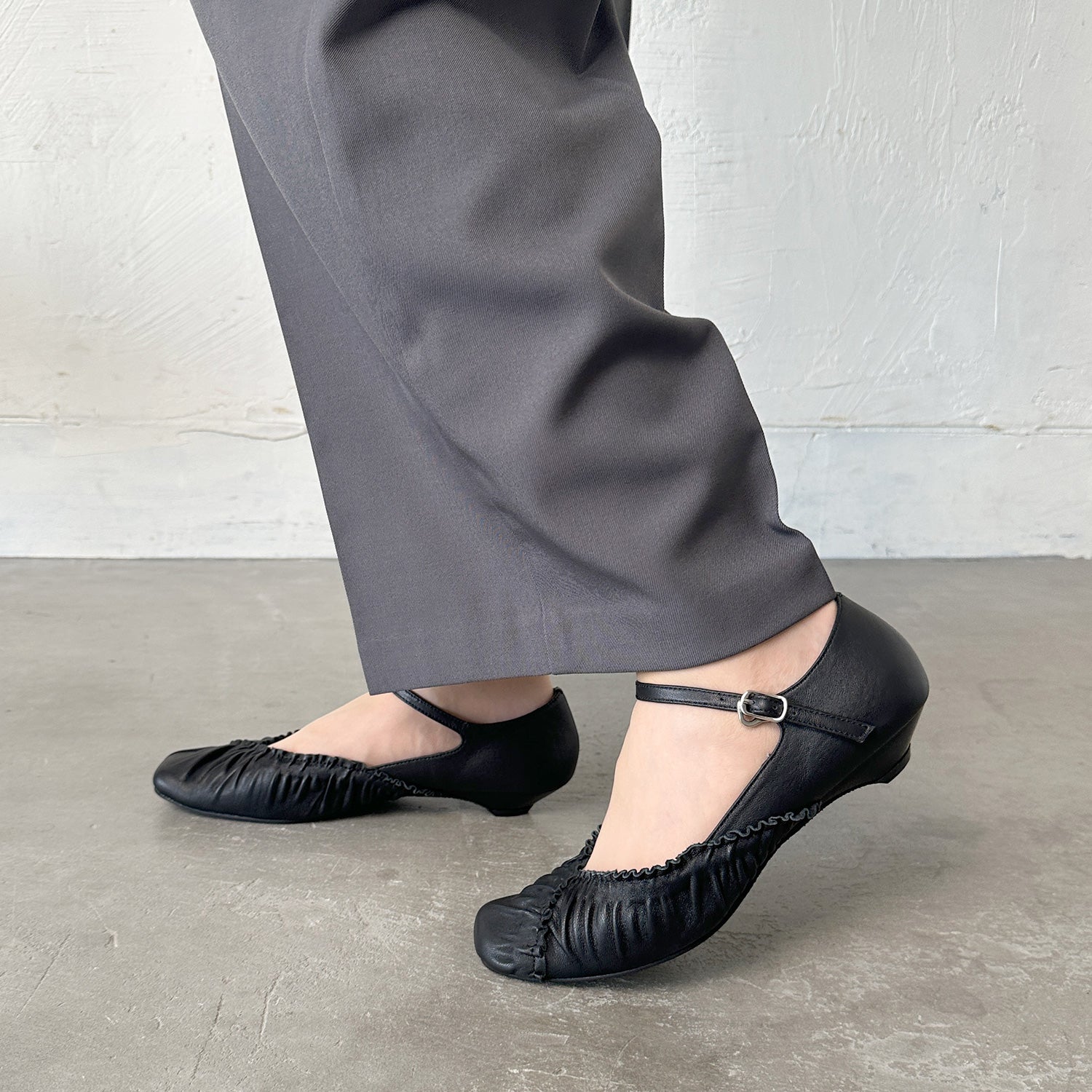 ノイエ ディフュージョン neue diffusion ギャザー入りストラップパンプス/ND23106 (ブラック) ブラック