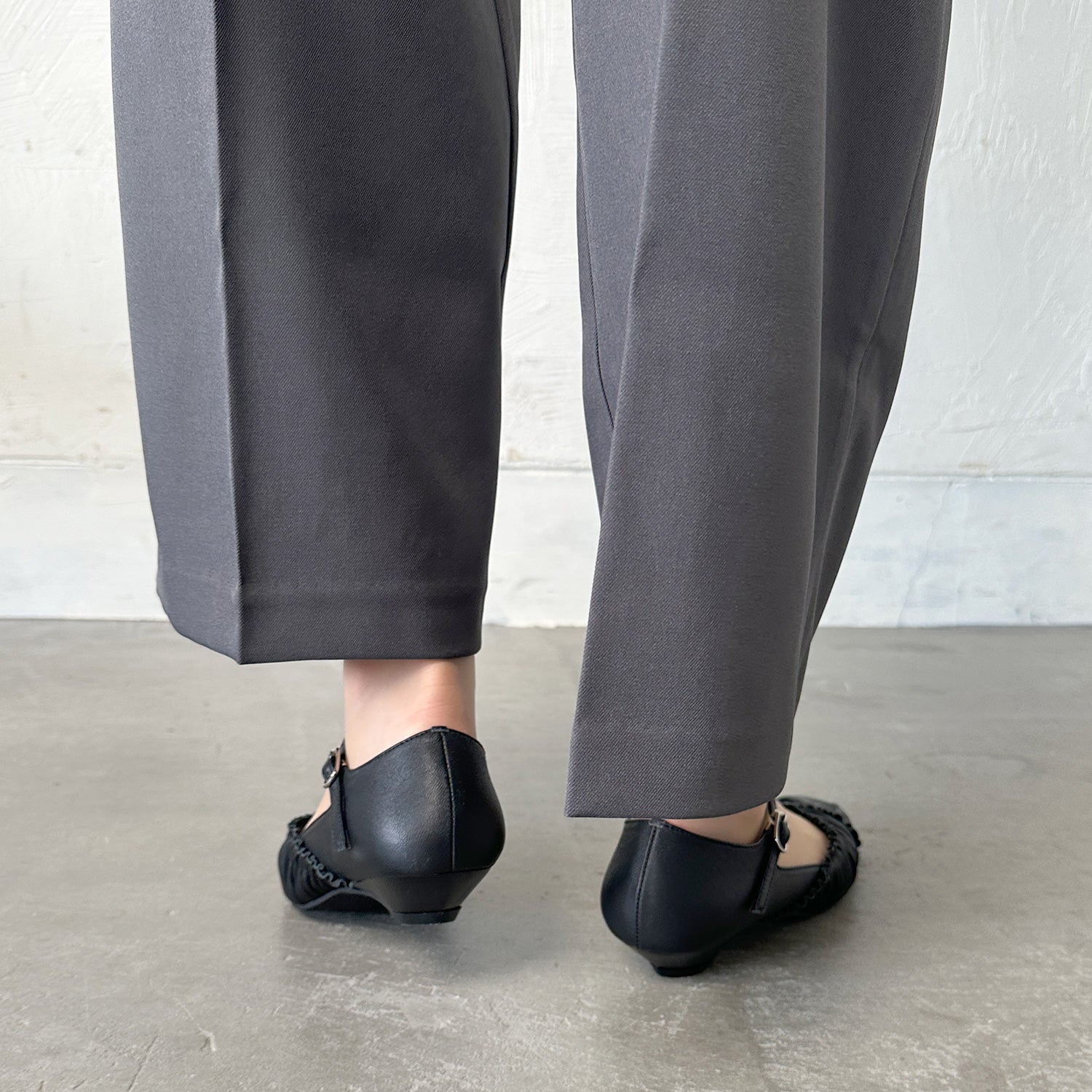 ノイエ ディフュージョン neue diffusion ギャザー入りストラップパンプス/ND23106 (ブラック) ブラック