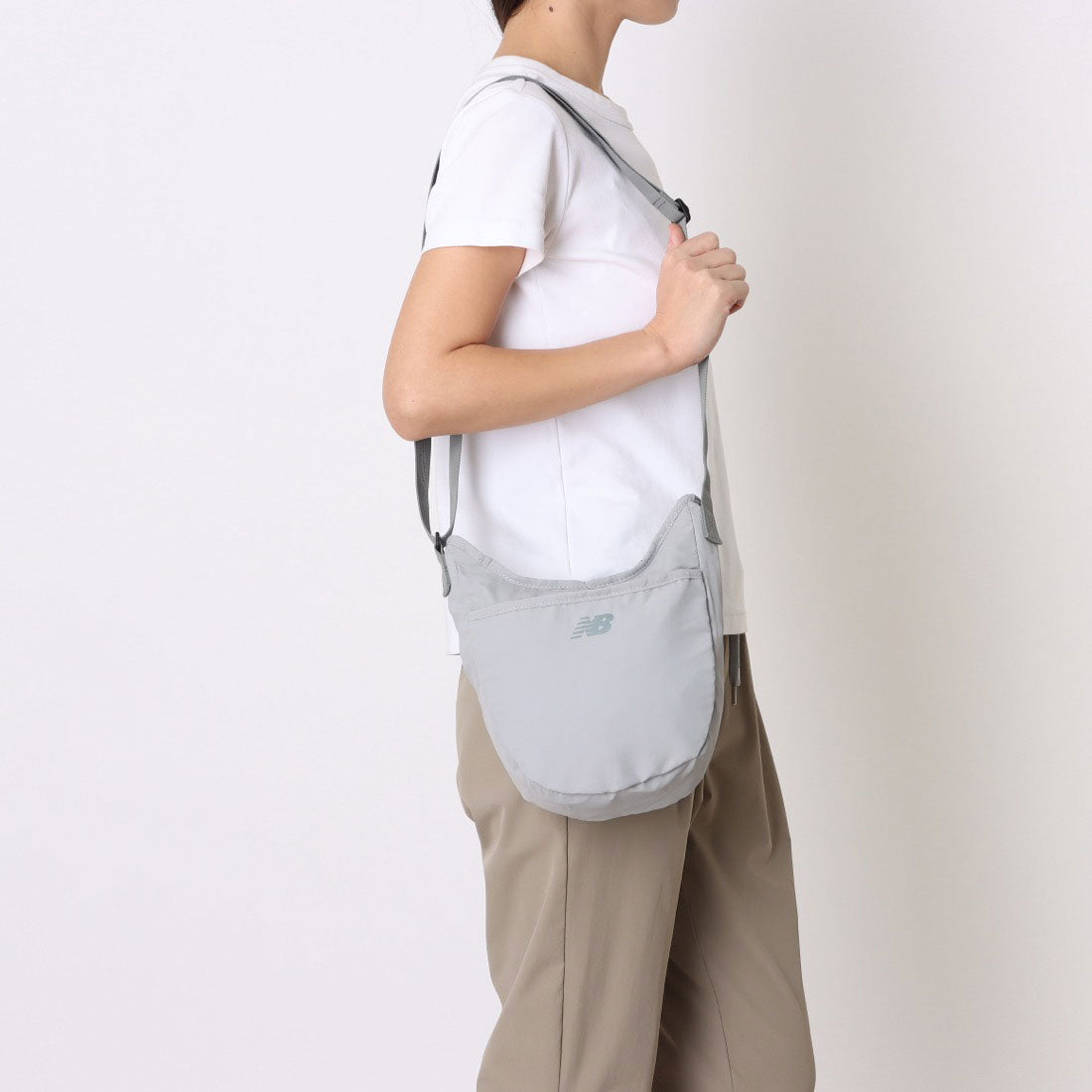 ニューバランス New Balance メンズ レディース バッグ ショルダーハーフラウンドバッグ AC6793U (グレー) グレー