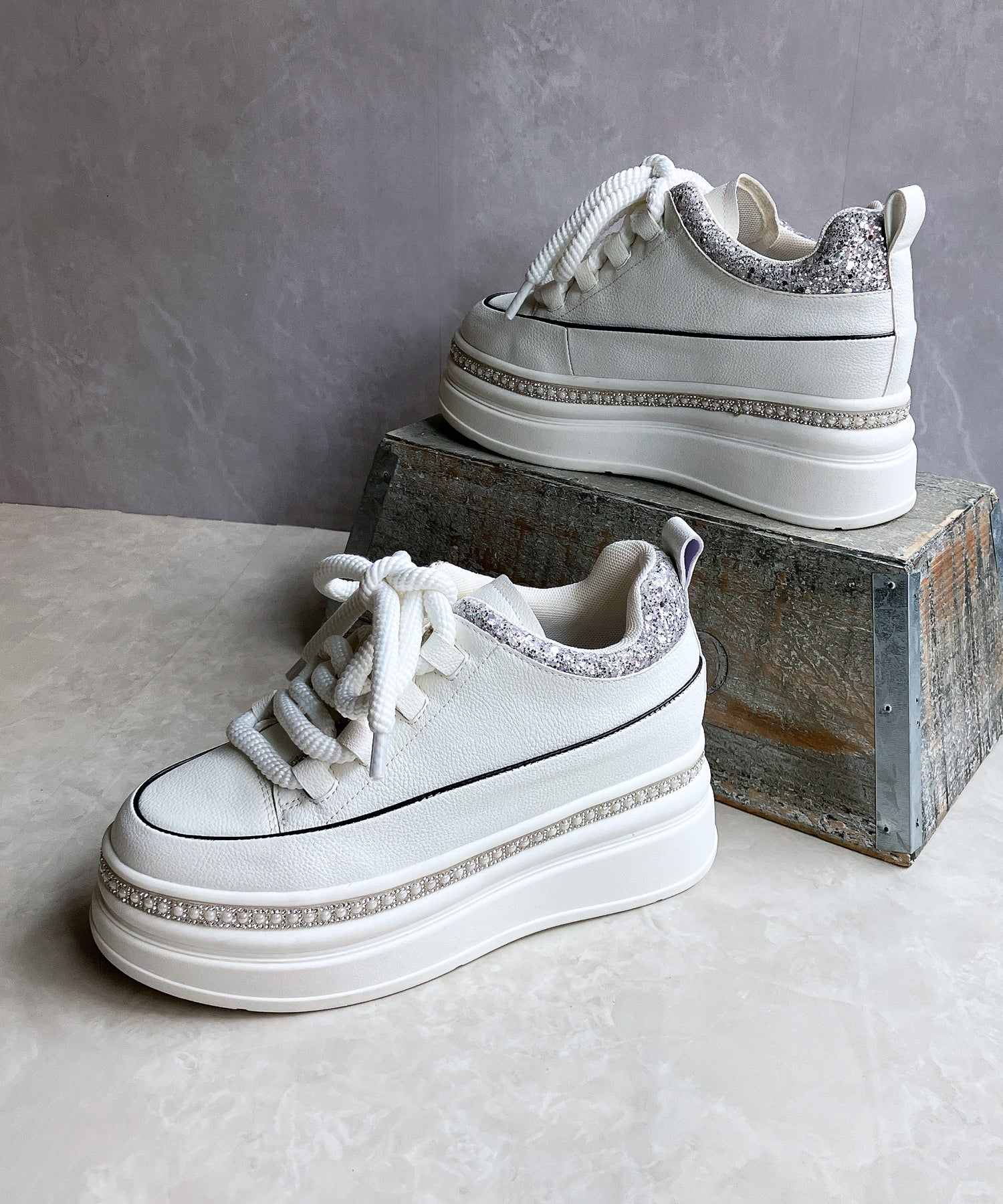 ヌーベル ヴォーグ リラックス Noubel Voug Relax ふわモコ 極太シューレース 厚底 ラインストーンスニーカー (ホワイト) ホワイト