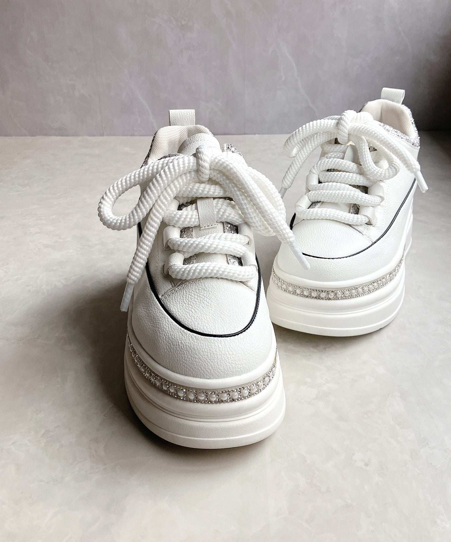 ヌーベル ヴォーグ リラックス Noubel Voug Relax ふわモコ 極太シューレース 厚底 ラインストーンスニーカー (ホワイト) ホワイト