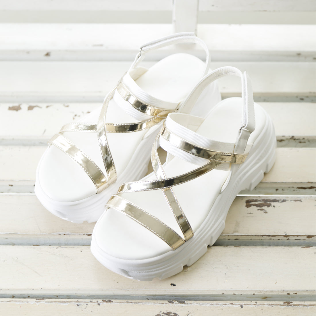 ヌーベル ヴォーグ リラックス Noubel Voug Relax ゴールドストラップボリュームソールスポーツサンダル (ホワイト) ホワイト