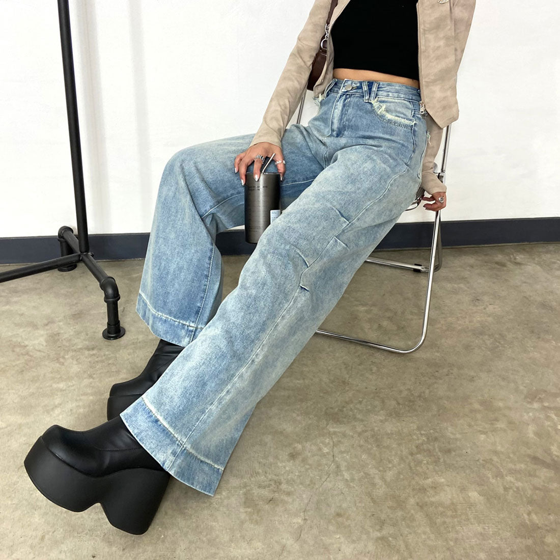 Non-hedge side tuck denim pants