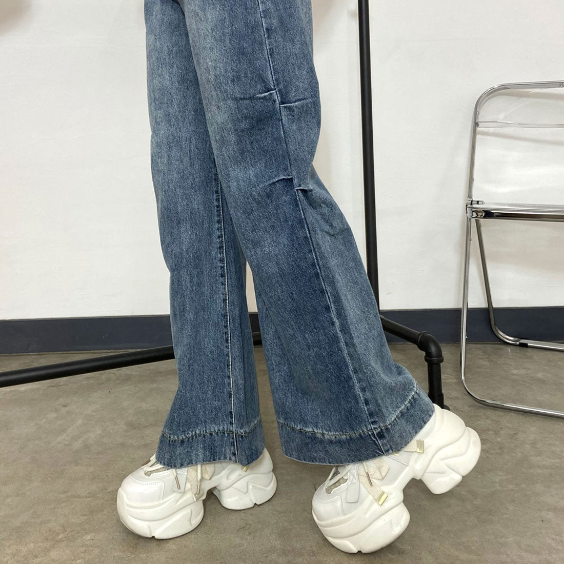 Non-hedge side tuck denim pants