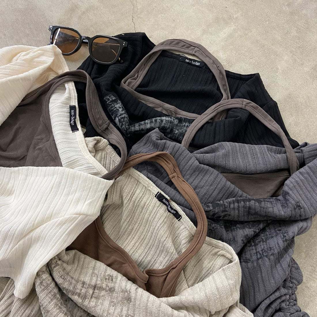 ノンヘッジ non-hedge アンサンブル風ロゴサイドドロストトップス (ブラック) ブラック