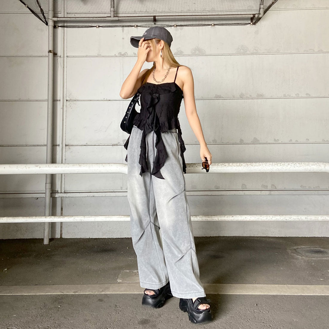 ノンヘッジ non-hedge ダメージフリルアシメキャミソール (チャコール) チャコール