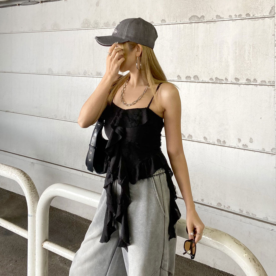 ノンヘッジ non-hedge ダメージフリルアシメキャミソール (チャコール) チャコール