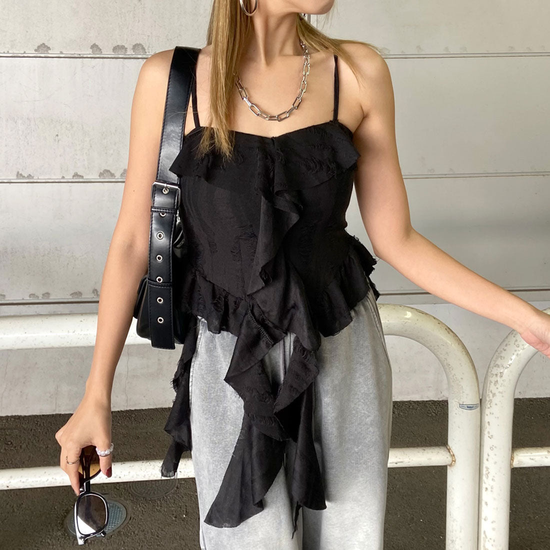 ノンヘッジ non-hedge ダメージフリルアシメキャミソール (チャコール) チャコール