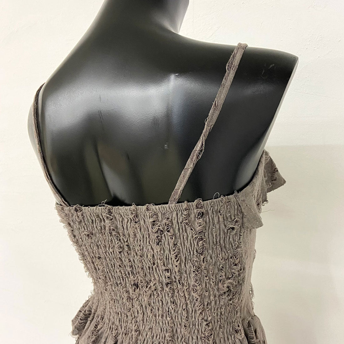 ノンヘッジ non-hedge ダメージフリルアシメキャミソール (チャコール) チャコール