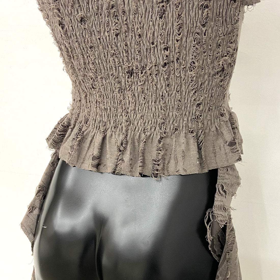 ノンヘッジ non-hedge ダメージフリルアシメキャミソール (チャコール) チャコール