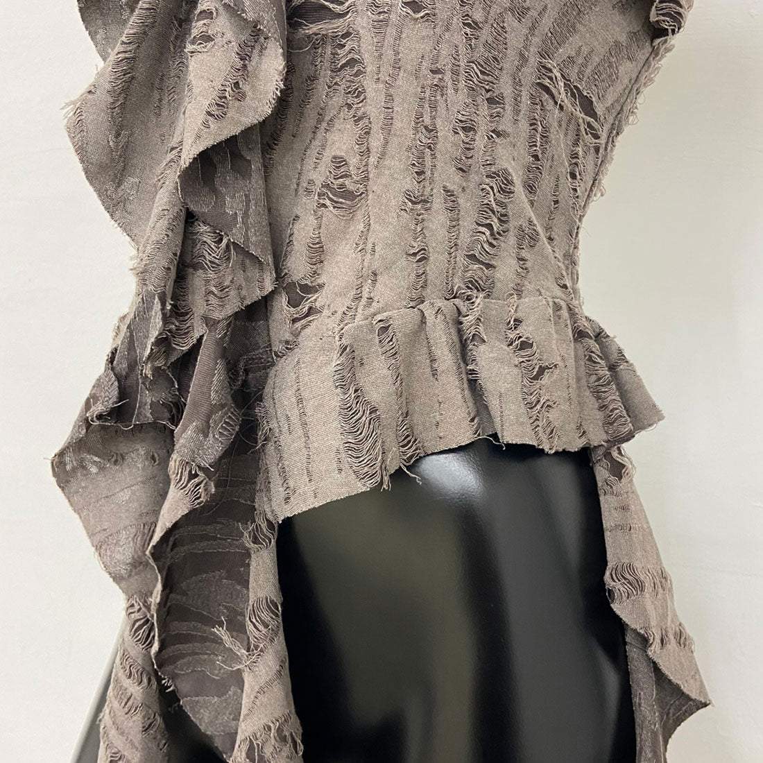 ノンヘッジ non-hedge ダメージフリルアシメキャミソール (チャコール) チャコール