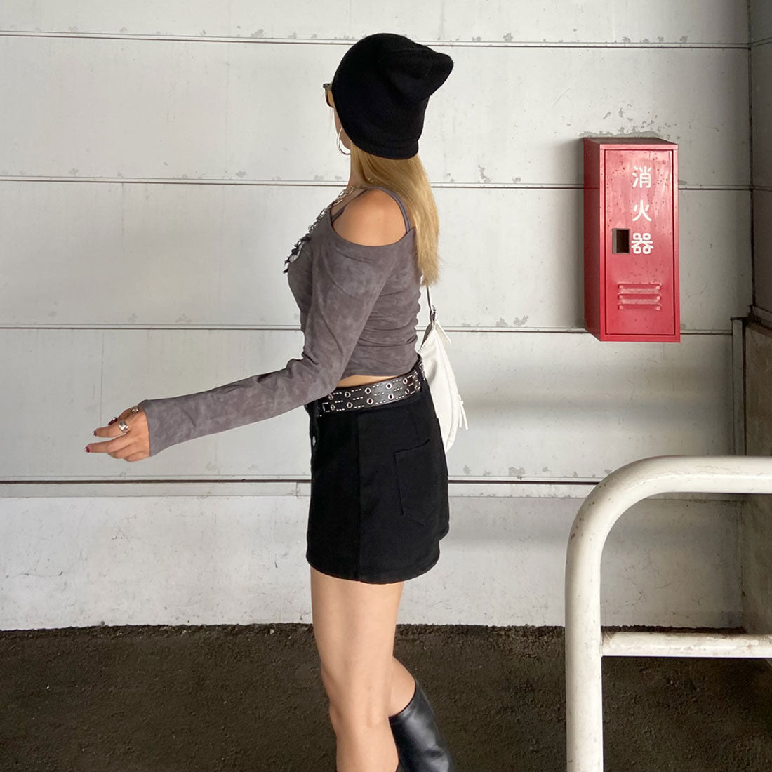 ノンヘッジ non-hedge デニムロゴワンショルダーTシャツ (ブラック) ブラック