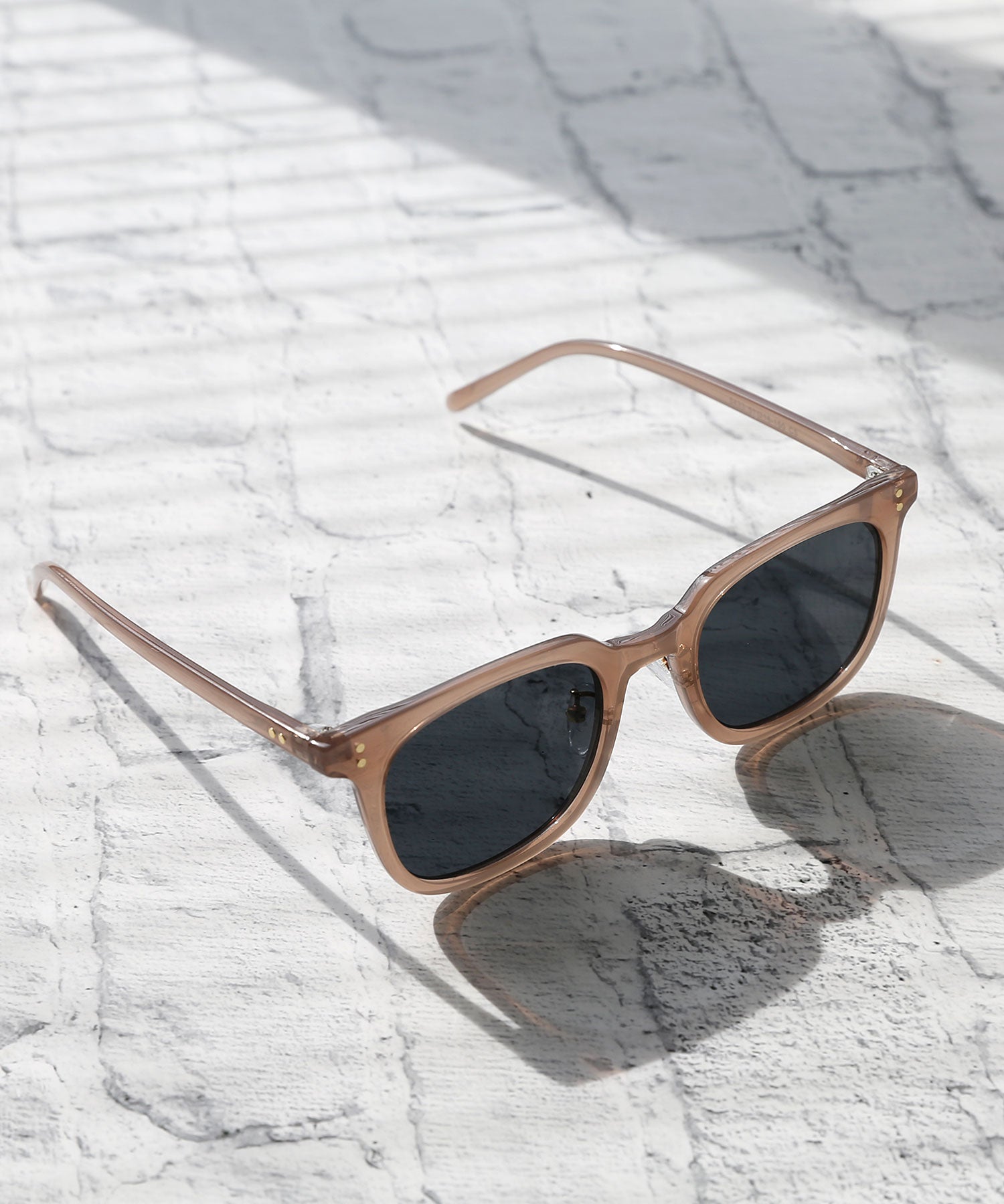 "Colleca La" Wellington-type self-frame sunglasses with nose pads