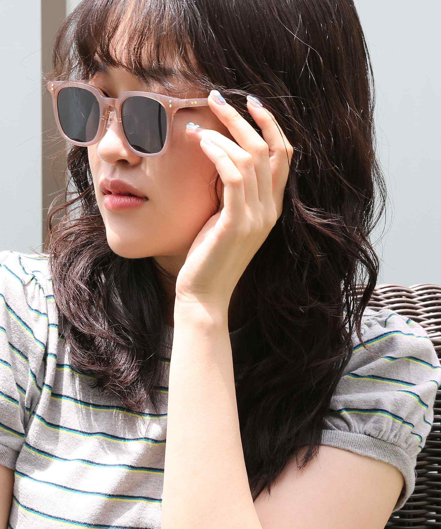 "Colleca La" Wellington-type self-frame sunglasses with nose pads