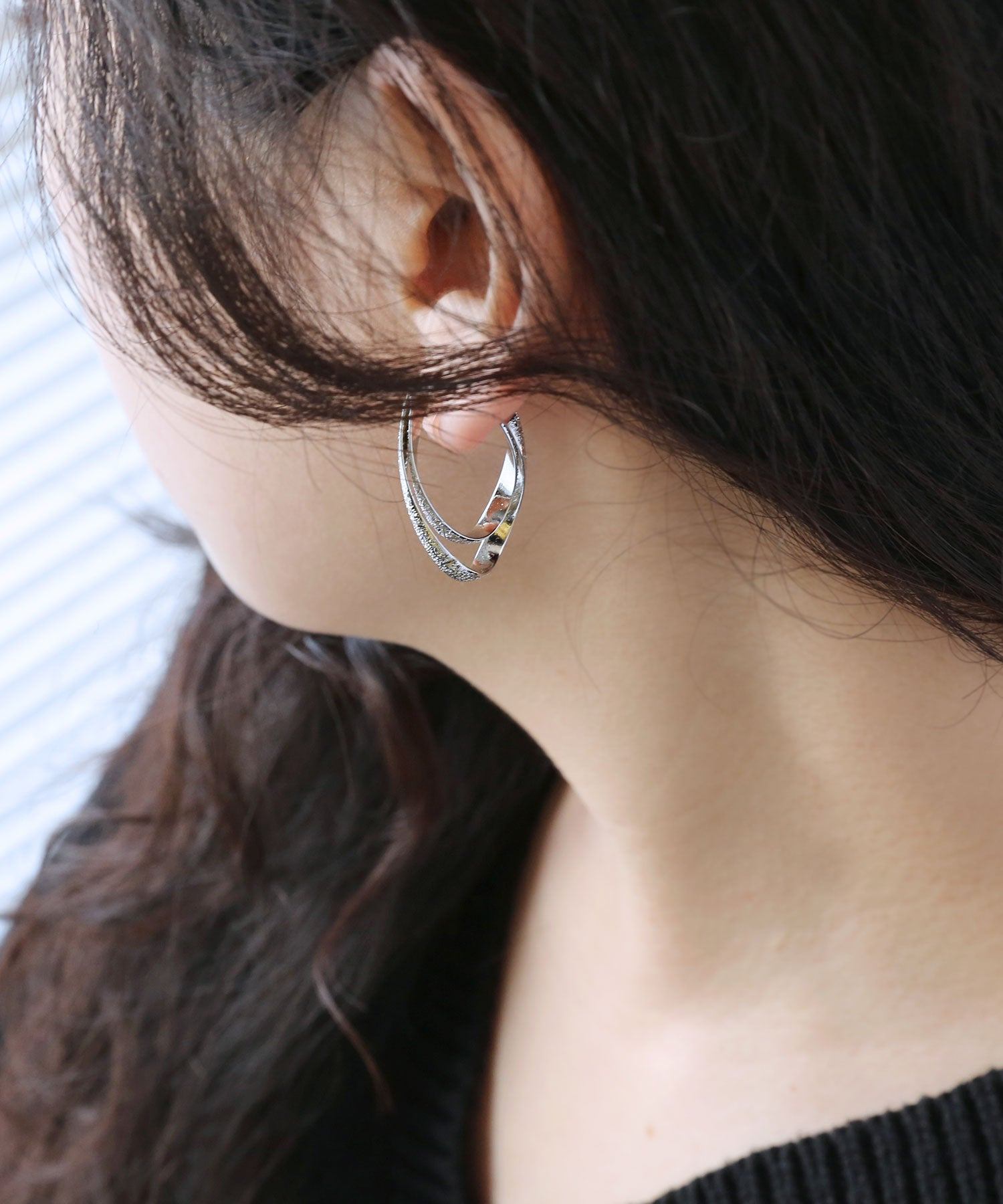 コレカラ colleca la ノンホール・梨地2連オーバル 樹脂イヤリング (シルバー) シルバー