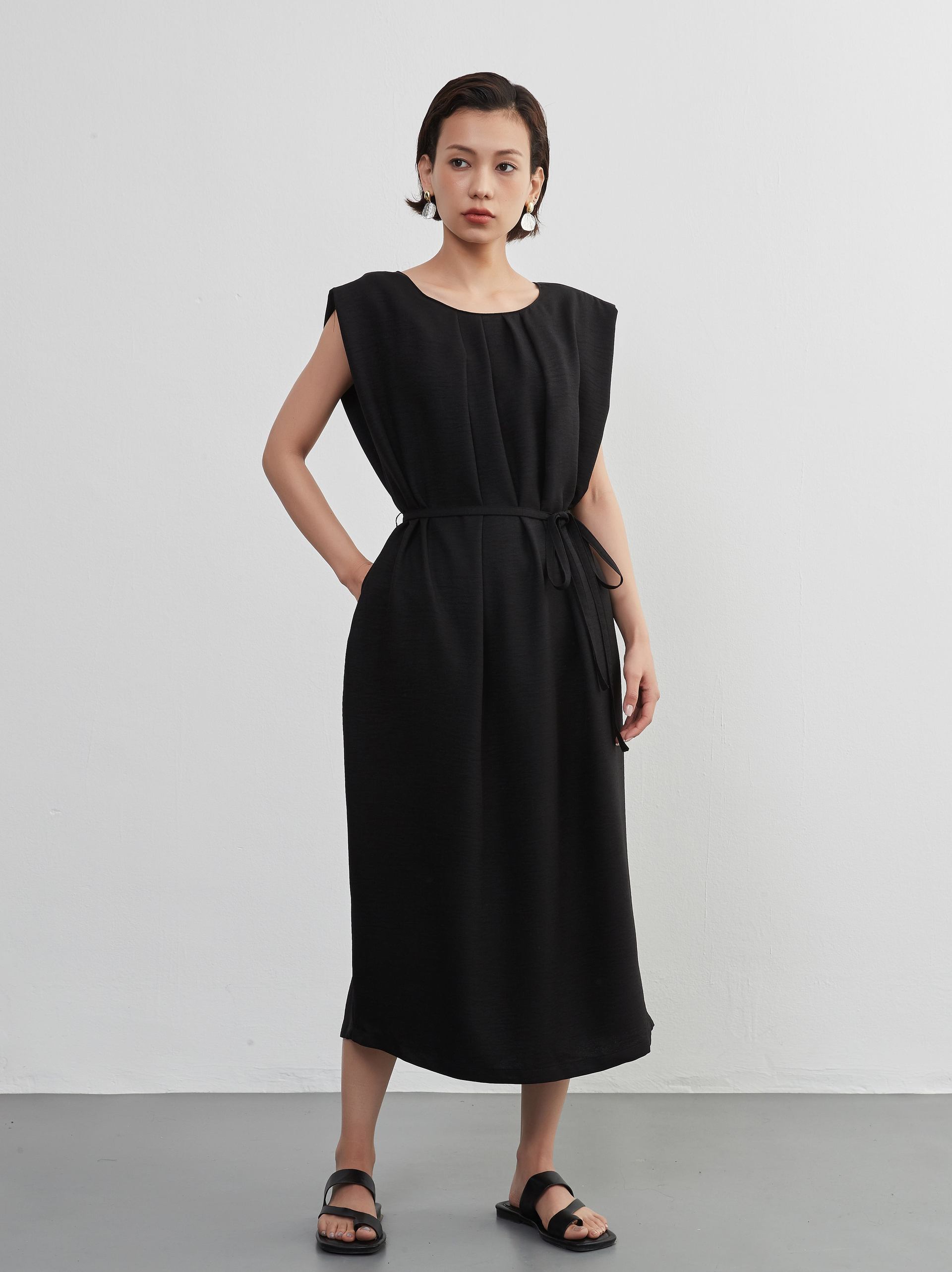 オンワンズオン On One's Own パワーショルダー・ワイドショルダー・タックワンピース・ベルトマーク・ノースリーブ,BLACK