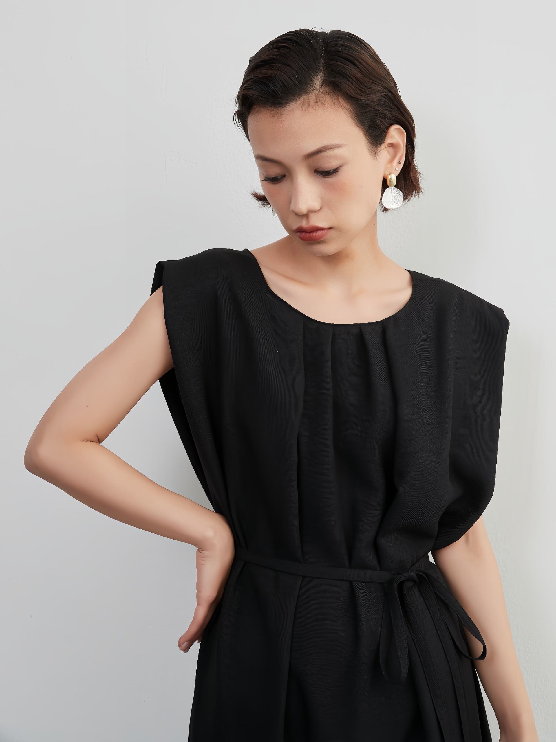 オンワンズオン On One's Own パワーショルダー・ワイドショルダー・タックワンピース・ベルトマーク・ノースリーブ