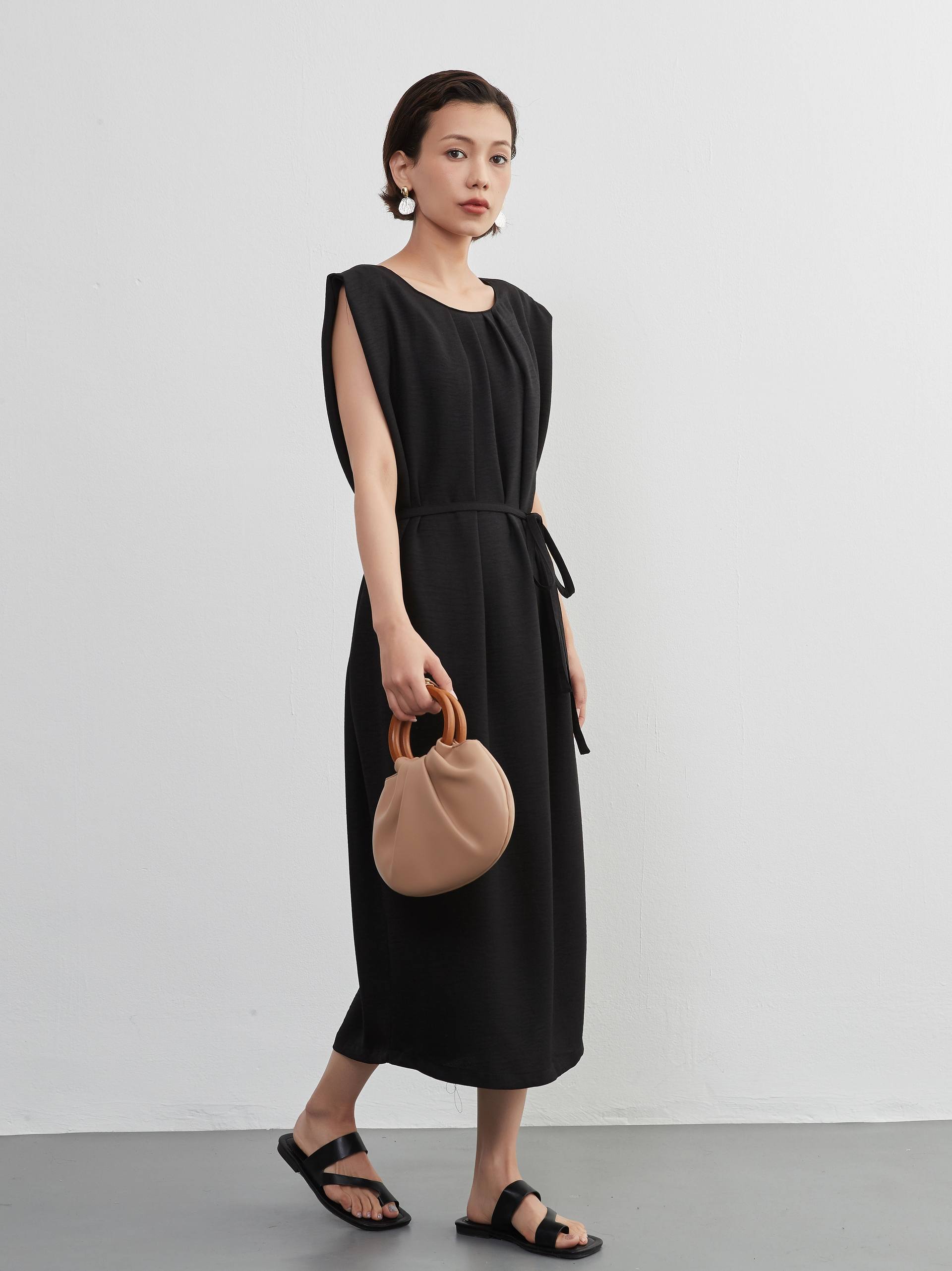 オンワンズオン On One's Own パワーショルダー・ワイドショルダー・タックワンピース・ベルトマーク・ノースリーブ