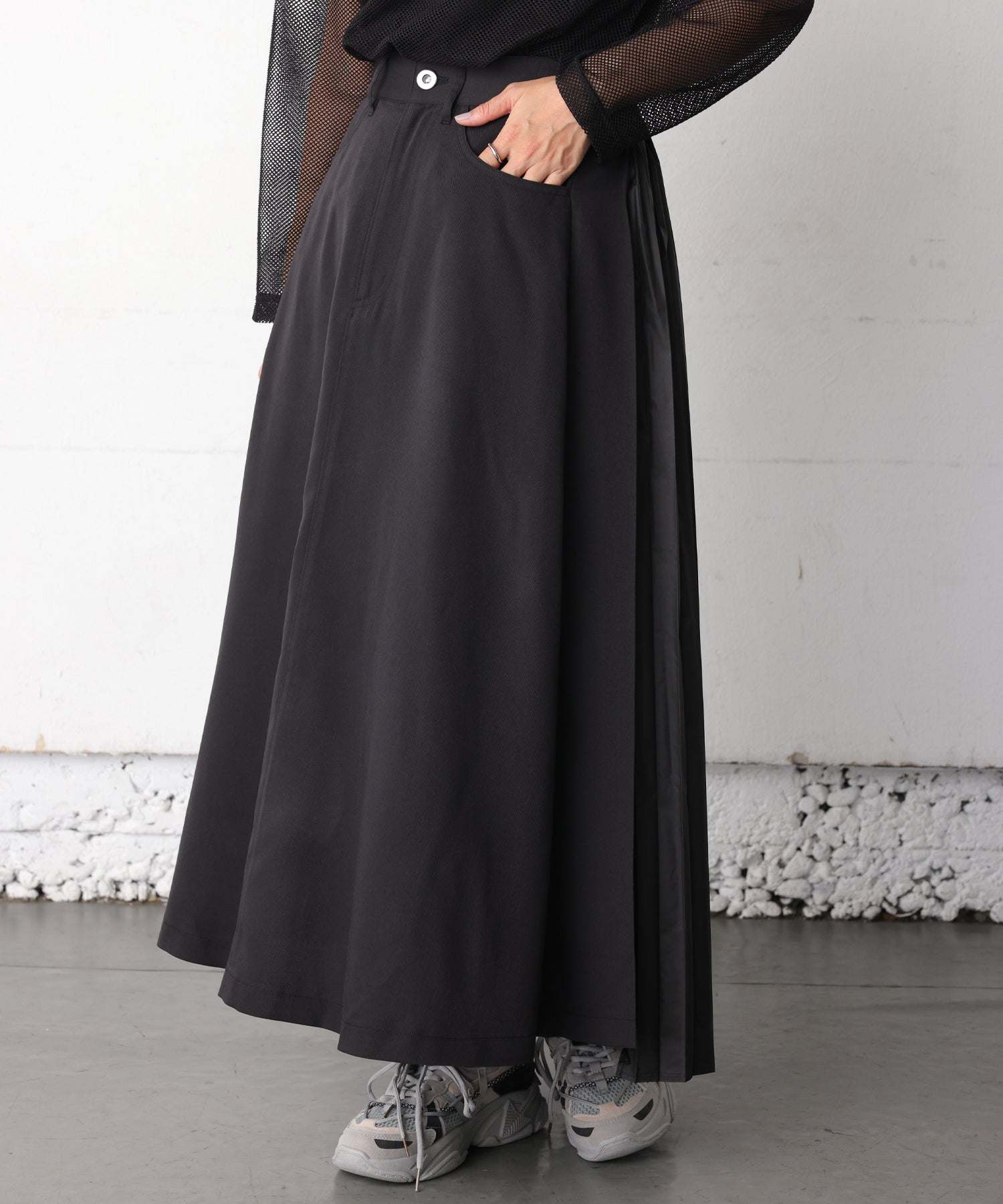 ワンズトゥルー ONE'S TRUE バックプリーツスカート (黒) 黒